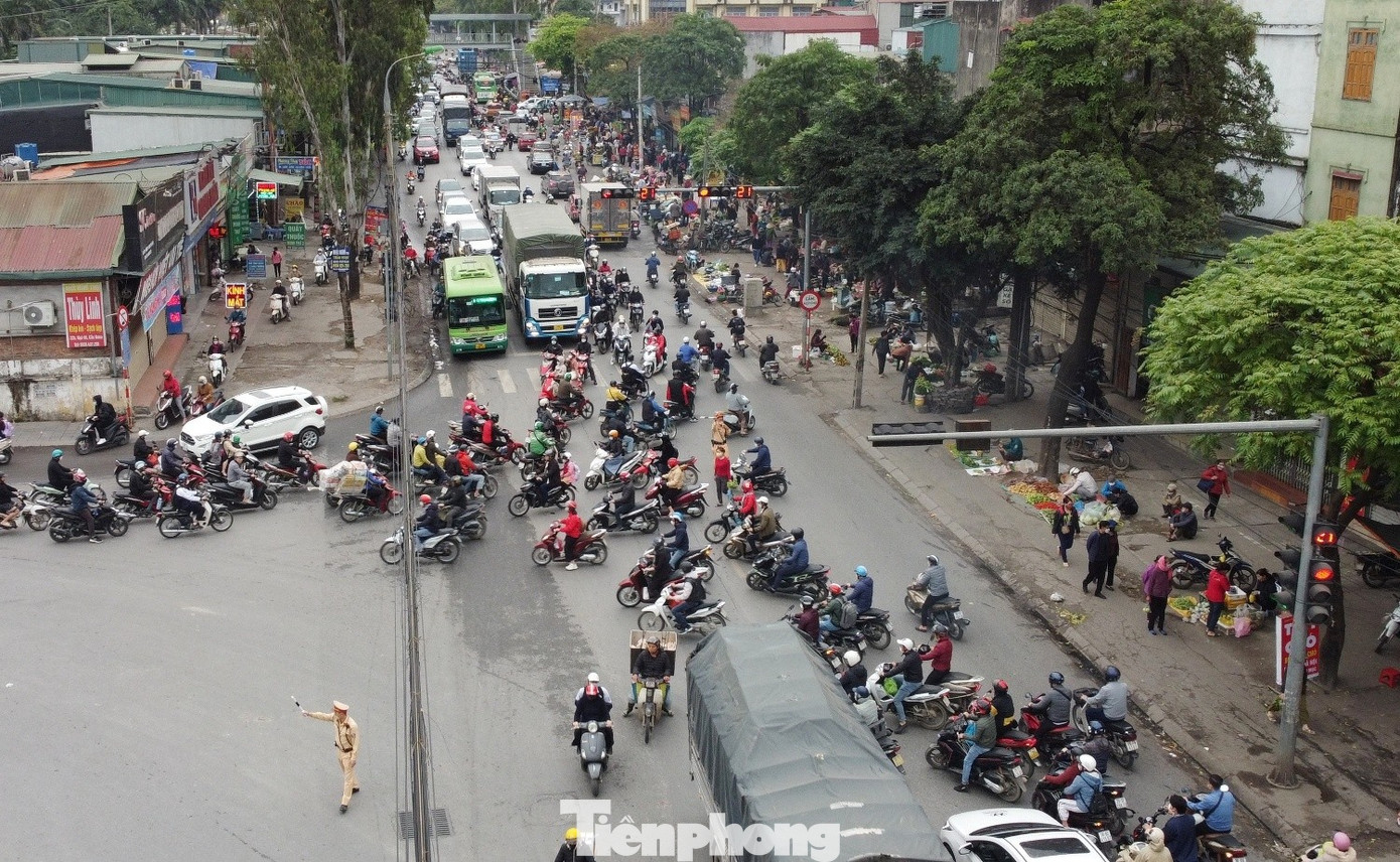 Nút giao ‘dị dạng’ ở Hà Nội lại vỡ tiến độ mặt bằng, giao thông ùn tắc- Ảnh 7.