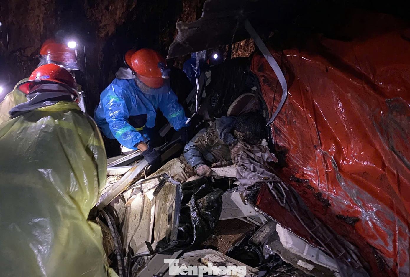 Sạt lở vùi xe khách, 22 người thương vong: Đội cứu hộ phải đi bộ ven rừng tìm đường cứu nạn- Ảnh 1.