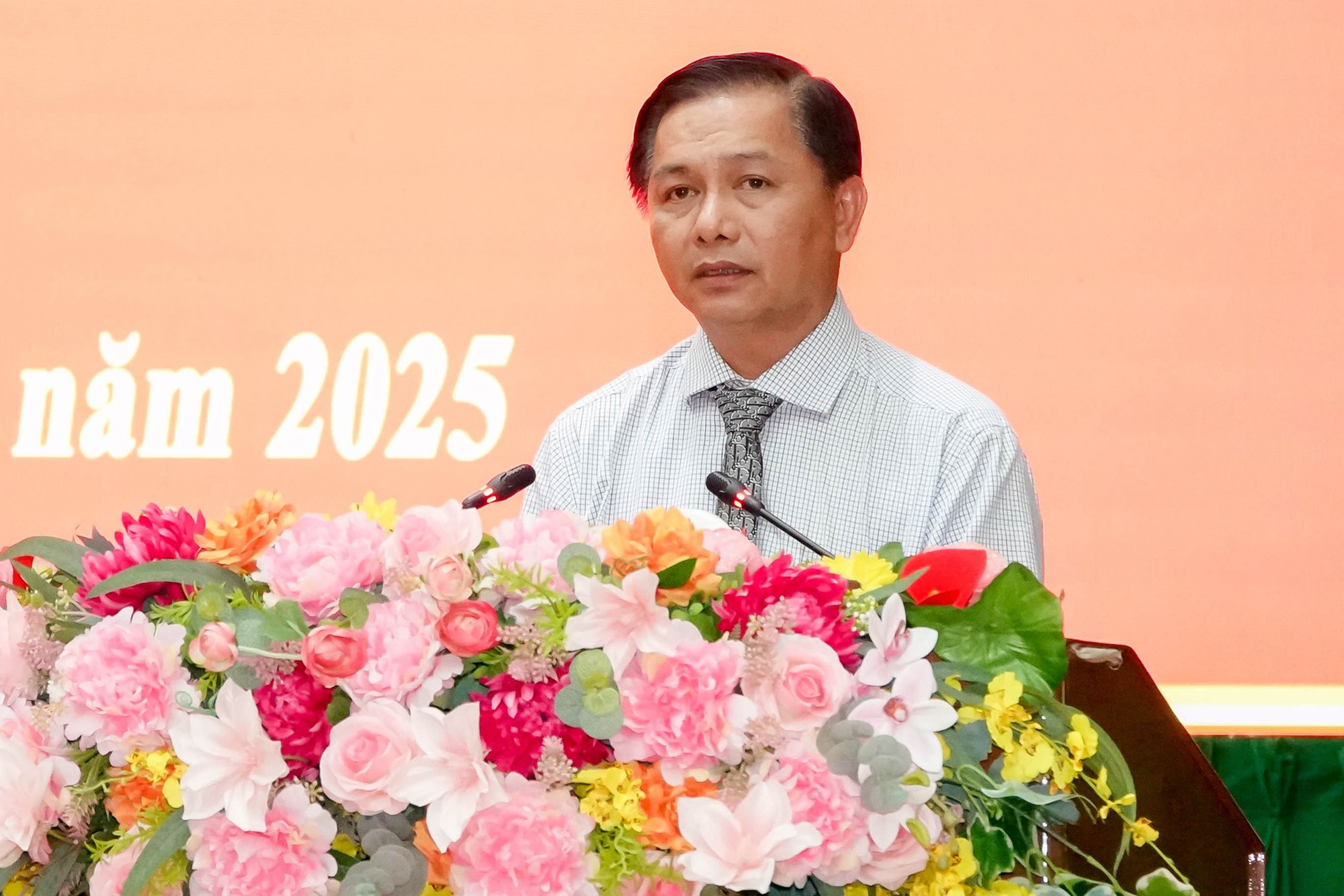 Nguyên Chủ tịch UBND tỉnh Đồng Tháp được giới thiệu bầu giữ chức Chủ tịch UBND tỉnh Vĩnh Long- Ảnh 1. Nguyên Chủ tịch UBND tỉnh Đồng Tháp được giới thiệu bầu giữ chức Chủ tịch UBND tỉnh Vĩnh Long- Ảnh 1.