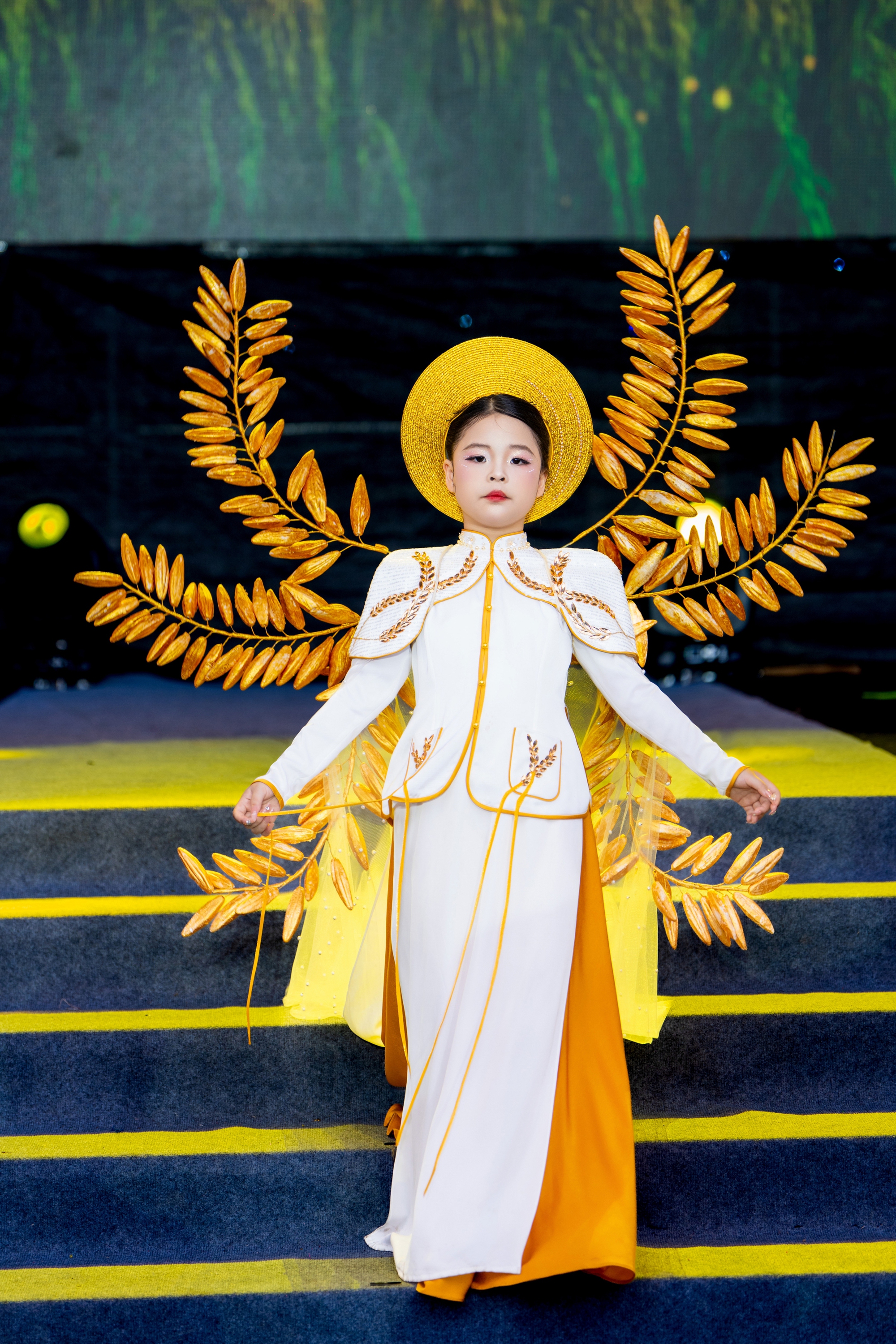 Mẫu nhí Nguyễn Lưu Hoài An tỏa sáng tại Lễ hội Áo dài Hà Nội 2025- Ảnh 4.