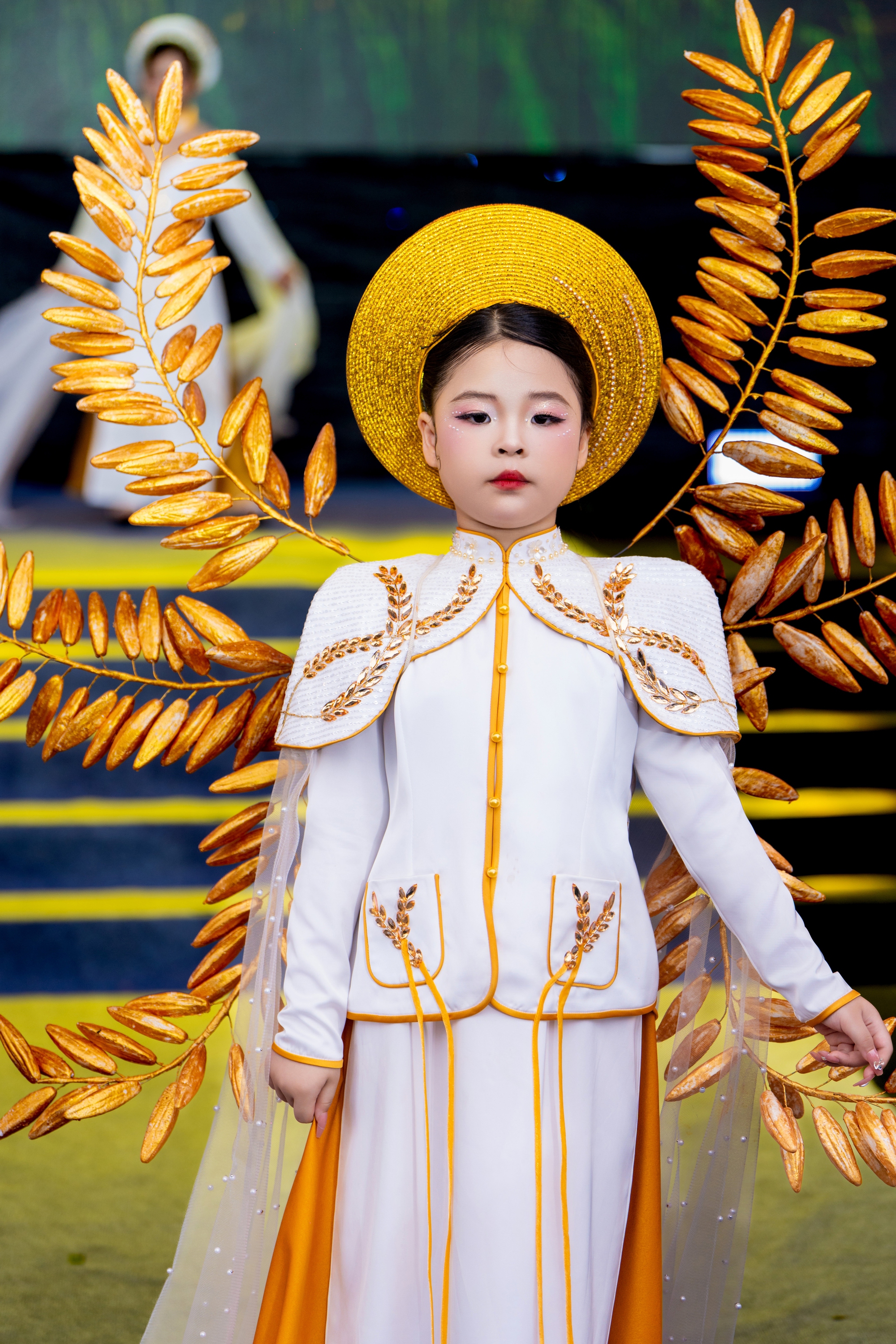 Mẫu nhí Nguyễn Lưu Hoài An tỏa sáng tại Lễ hội Áo dài Hà Nội 2025- Ảnh 3.