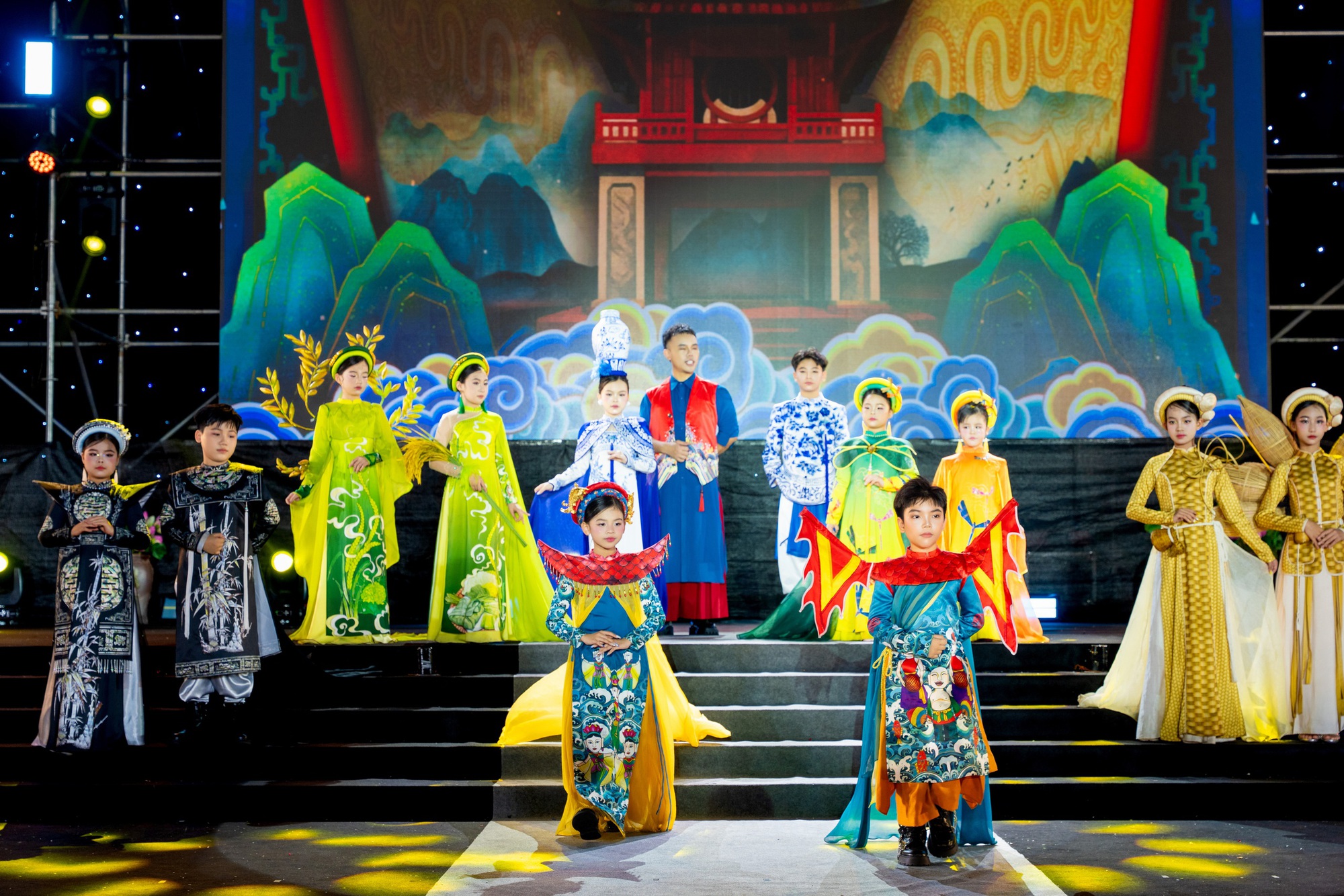 Mẫu nhí Nguyễn Lưu Hoài An tỏa sáng tại Lễ hội Áo dài Hà Nội 2025- Ảnh 10.