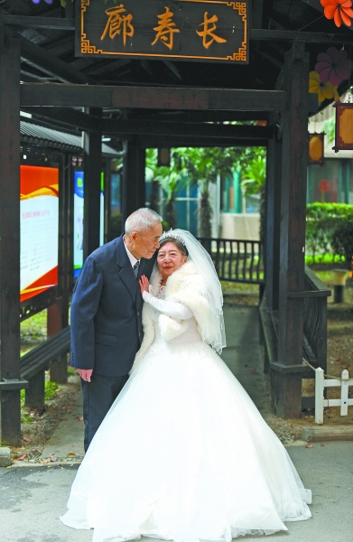 Đám cưới độc nhất vô nhị trong viện dưỡng lão của cụ ông U100 và cụ bà 85 tuổi- Ảnh 2.