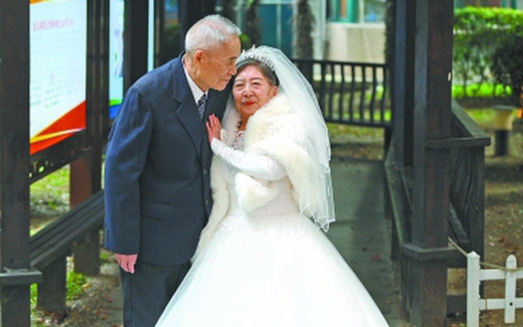 Đám cưới độc nhất vô nhị trong viện dưỡng lão của cụ ông U100 và cụ bà 85 tuổi- Ảnh 1.