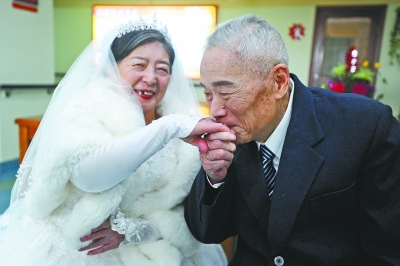 Đám cưới độc nhất vô nhị trong viện dưỡng lão của cụ ông U100 và cụ bà 85 tuổi- Ảnh 4.