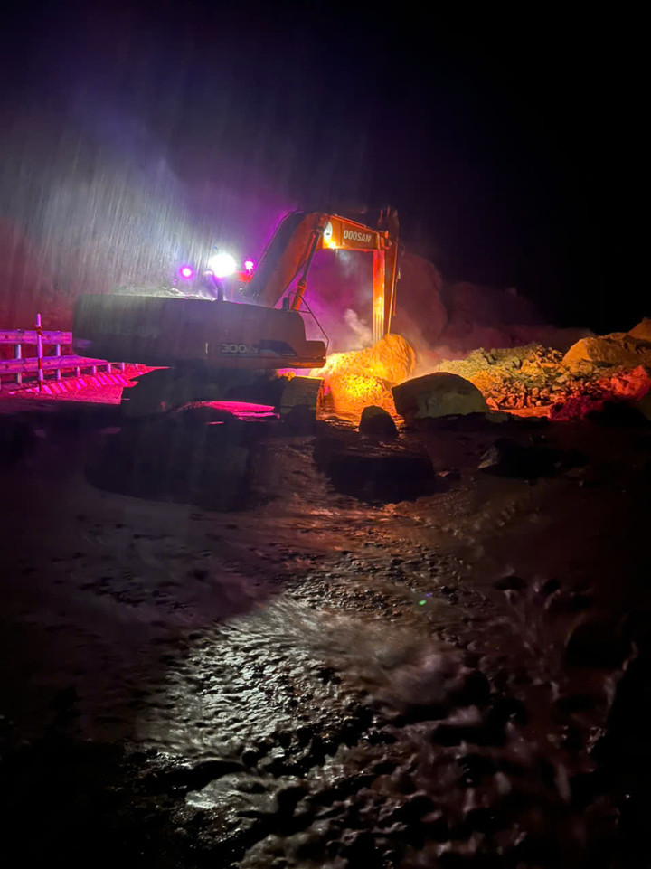 Sạt lở trên đèo Khánh Lê vùi lấp xe khách, 4 người tử vong- Ảnh 2.