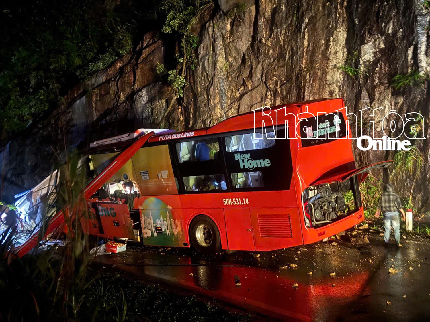 Hiện trường vụ sạt lở núi đè lên xe khách Phương Trang khiến 6 người chết, 26 người bị thương- Ảnh 3. Hiện trường vụ sạt lở núi đè lên xe khách Phương Trang khiến 6 người chết, 26 người bị thương- Ảnh 3.