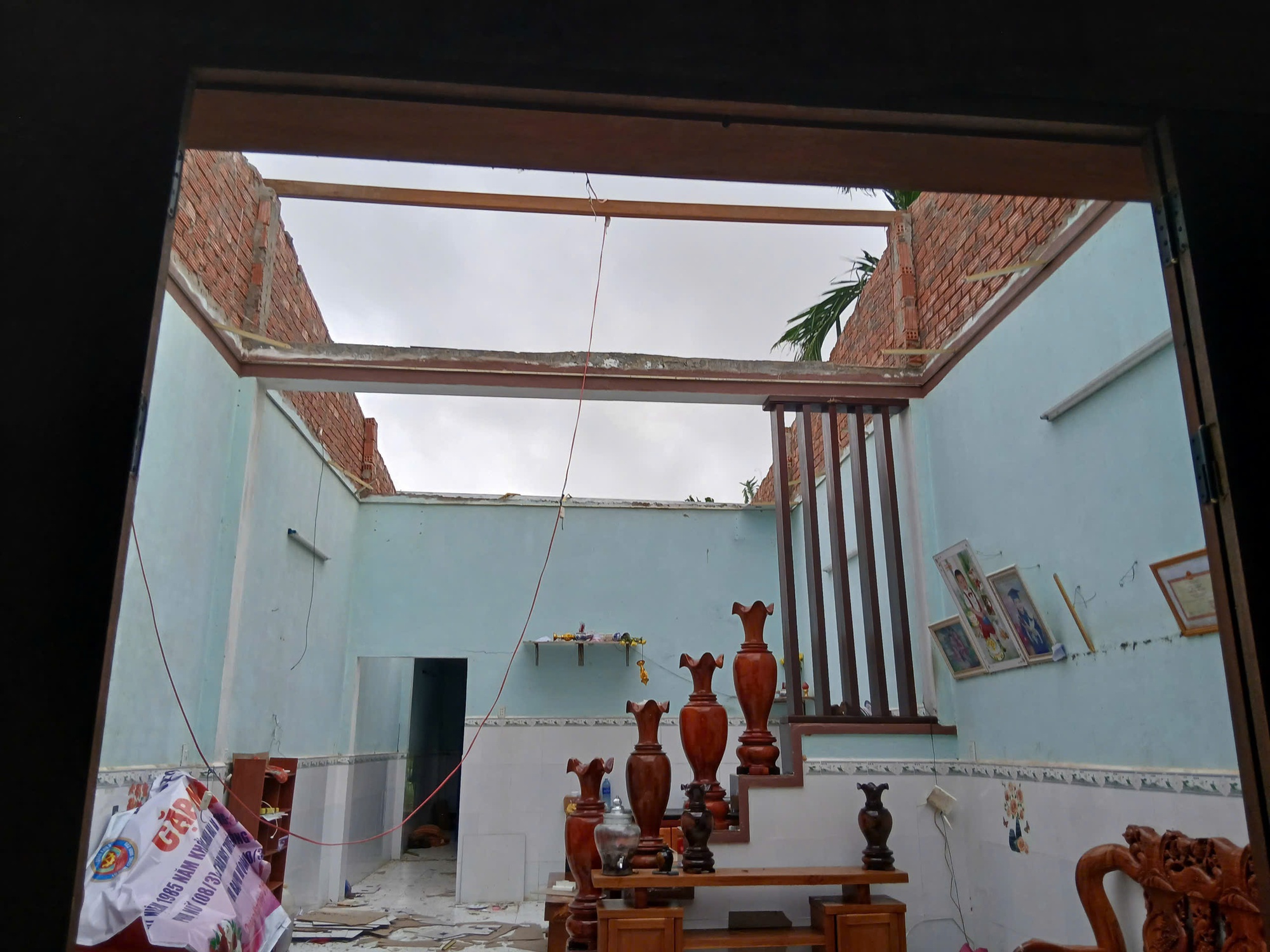 CLIP: Lốc xoáy kinh hoàng ở Đà Nẵng, 4 người bị thương- Ảnh 8. CLIP: Lốc xoáy kinh hoàng ở Đà Nẵng, 4 người bị thương- Ảnh 8.