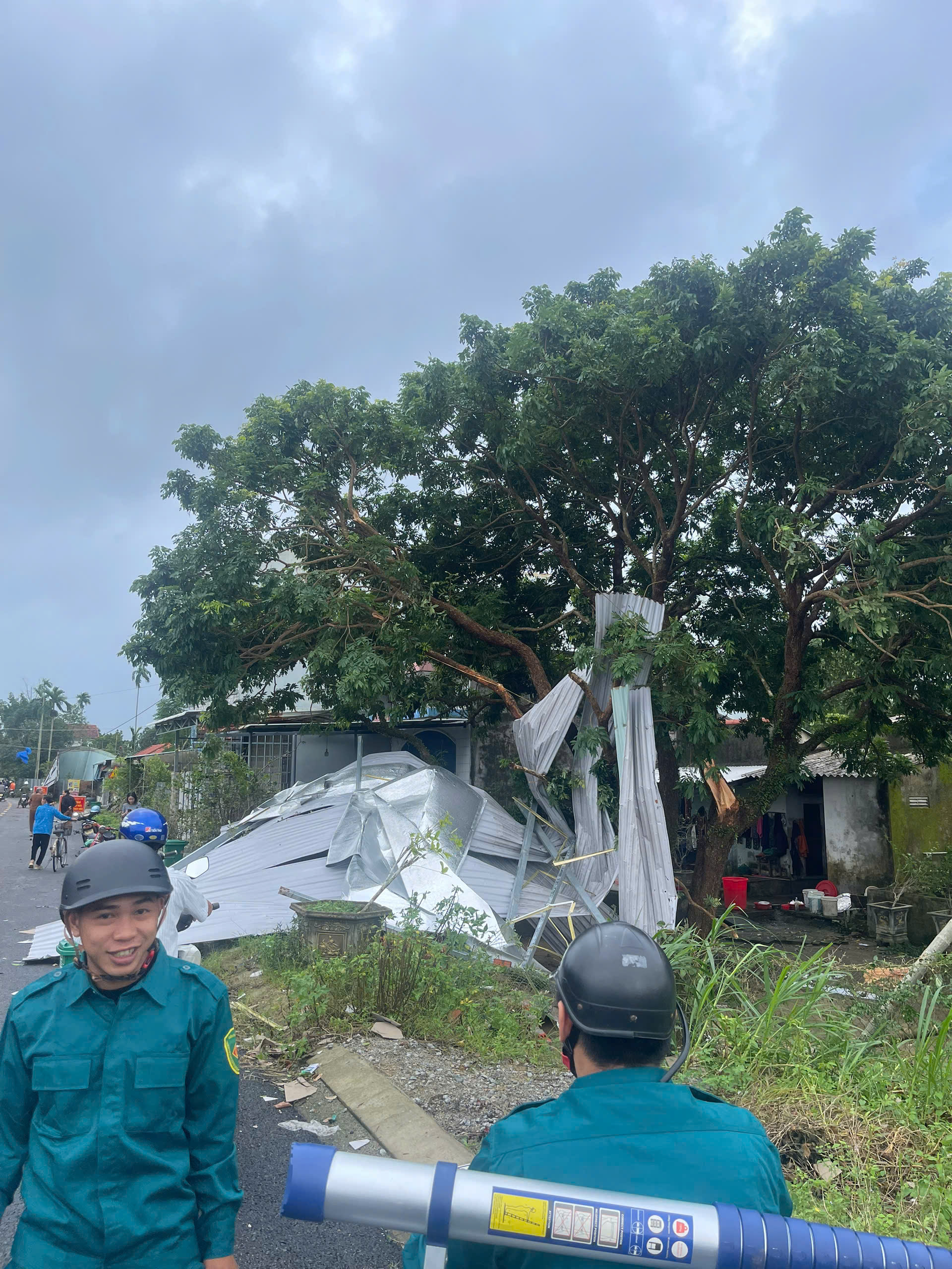 CLIP: Lốc xoáy kinh hoàng ở Đà Nẵng, 4 người bị thương- Ảnh 17. CLIP: Lốc xoáy kinh hoàng ở Đà Nẵng, 4 người bị thương- Ảnh 17.