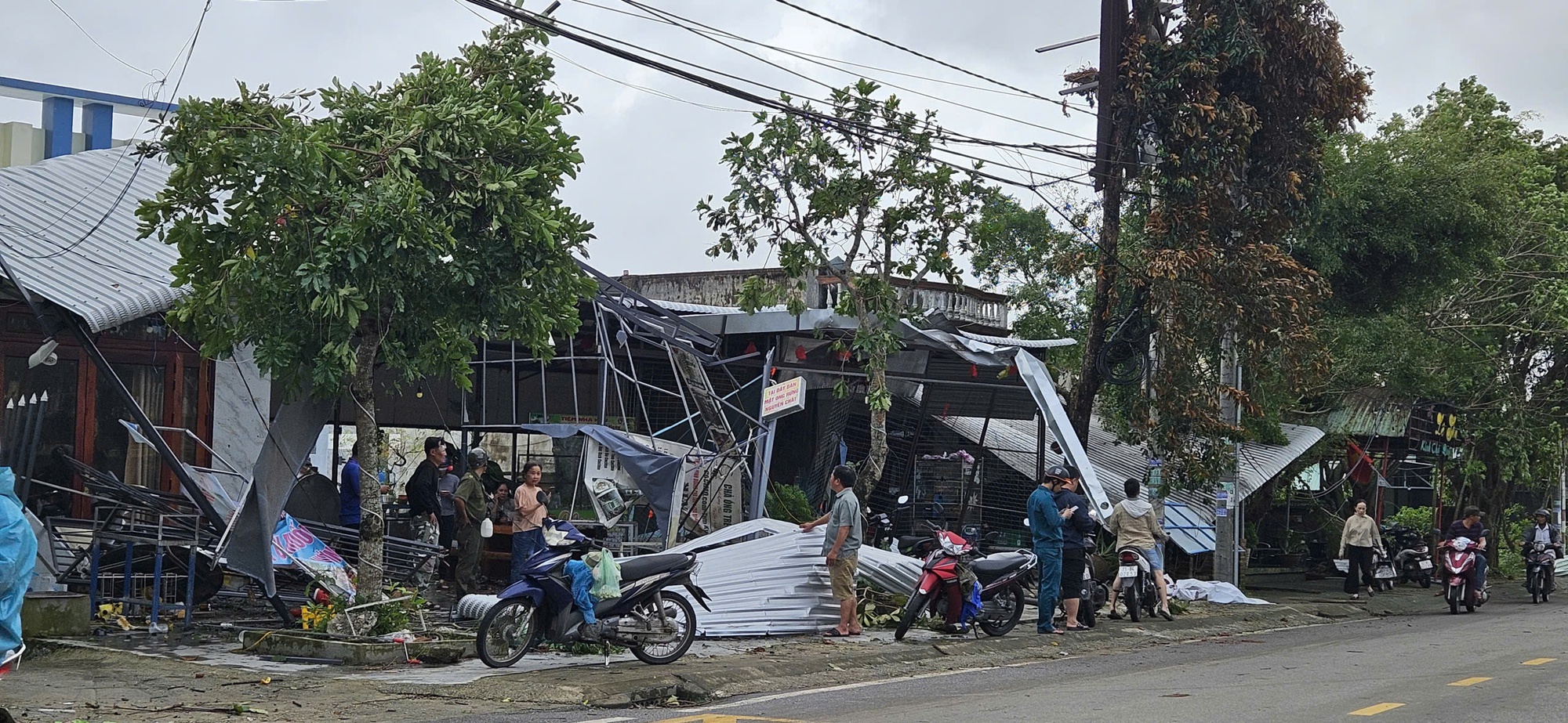 CLIP: Lốc xoáy kinh hoàng ở Đà Nẵng, 4 người bị thương- Ảnh 2. CLIP: Lốc xoáy kinh hoàng ở Đà Nẵng, 4 người bị thương- Ảnh 2.