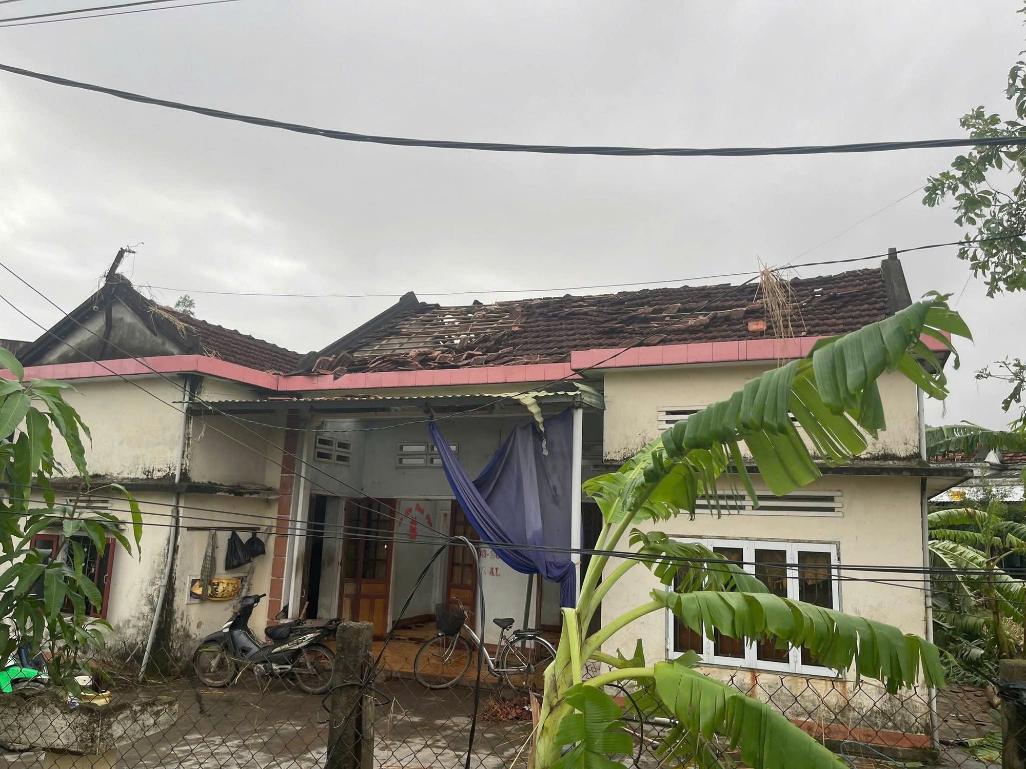 Quảng Ngãi: Nước lũ cuốn gãy đôi cầu, hàng trăm hộ dân bị cô lập- Ảnh 3. Quảng Ngãi: Nước lũ cuốn gãy đôi cầu, hàng trăm hộ dân bị cô lập- Ảnh 3.