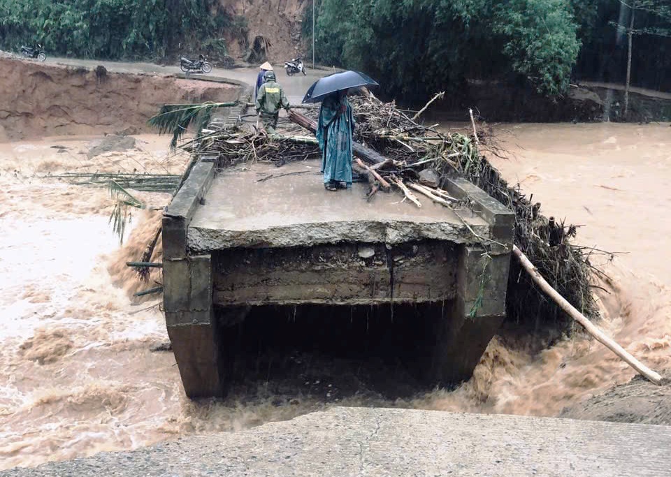 Quảng Ngãi: Nước lũ cuốn gãy đôi cầu, hàng trăm hộ dân bị cô lập- Ảnh 2. Quảng Ngãi: Nước lũ cuốn gãy đôi cầu, hàng trăm hộ dân bị cô lập- Ảnh 2.