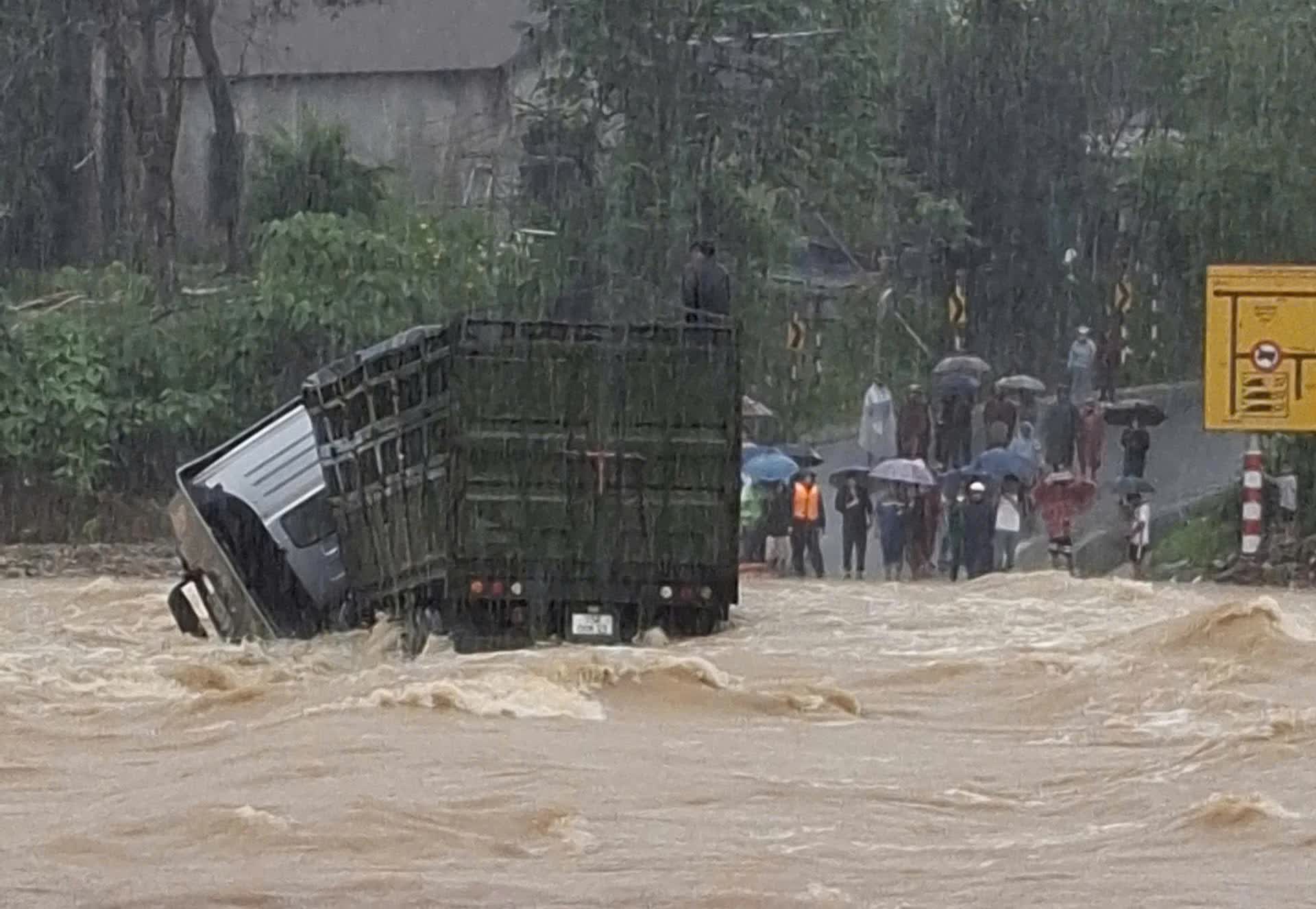 Xe tải bị lũ cuốn trôi, tài xế leo lên cabin đợi ứng cứu nhưng không kịp- Ảnh 1. Xe tải bị lũ cuốn trôi, tài xế leo lên cabin đợi ứng cứu nhưng không kịp- Ảnh 1.