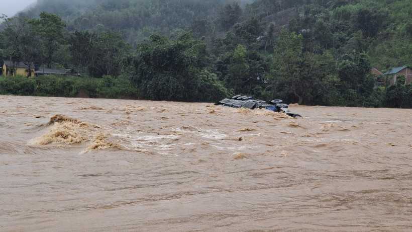 Xe tải bị lũ cuốn trôi, tài xế leo lên cabin đợi ứng cứu nhưng không kịp- Ảnh 3. Xe tải bị lũ cuốn trôi, tài xế leo lên cabin đợi ứng cứu nhưng không kịp- Ảnh 3.