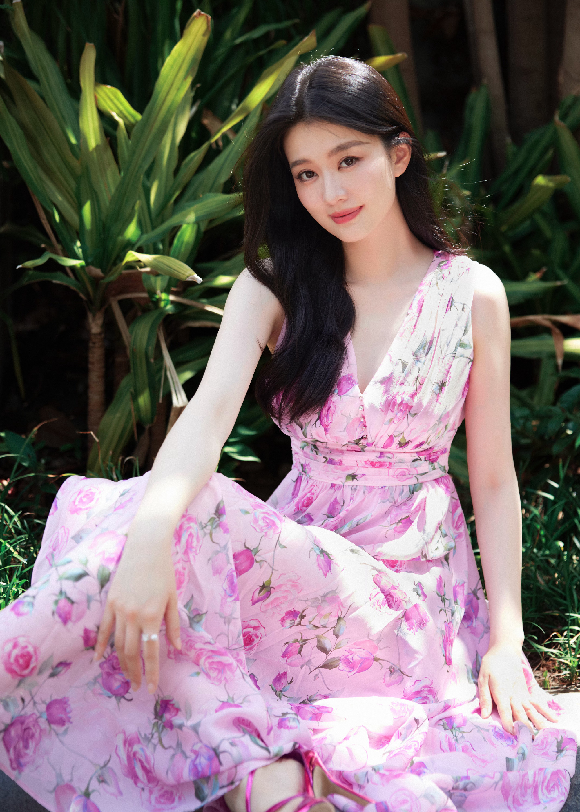 Báo Trung: Thân thế giả dối của mỹ nhân 9X giàu nhất showbiz, được huấn luyện để "săn" thiếu gia tập đoàn?- Ảnh 2.