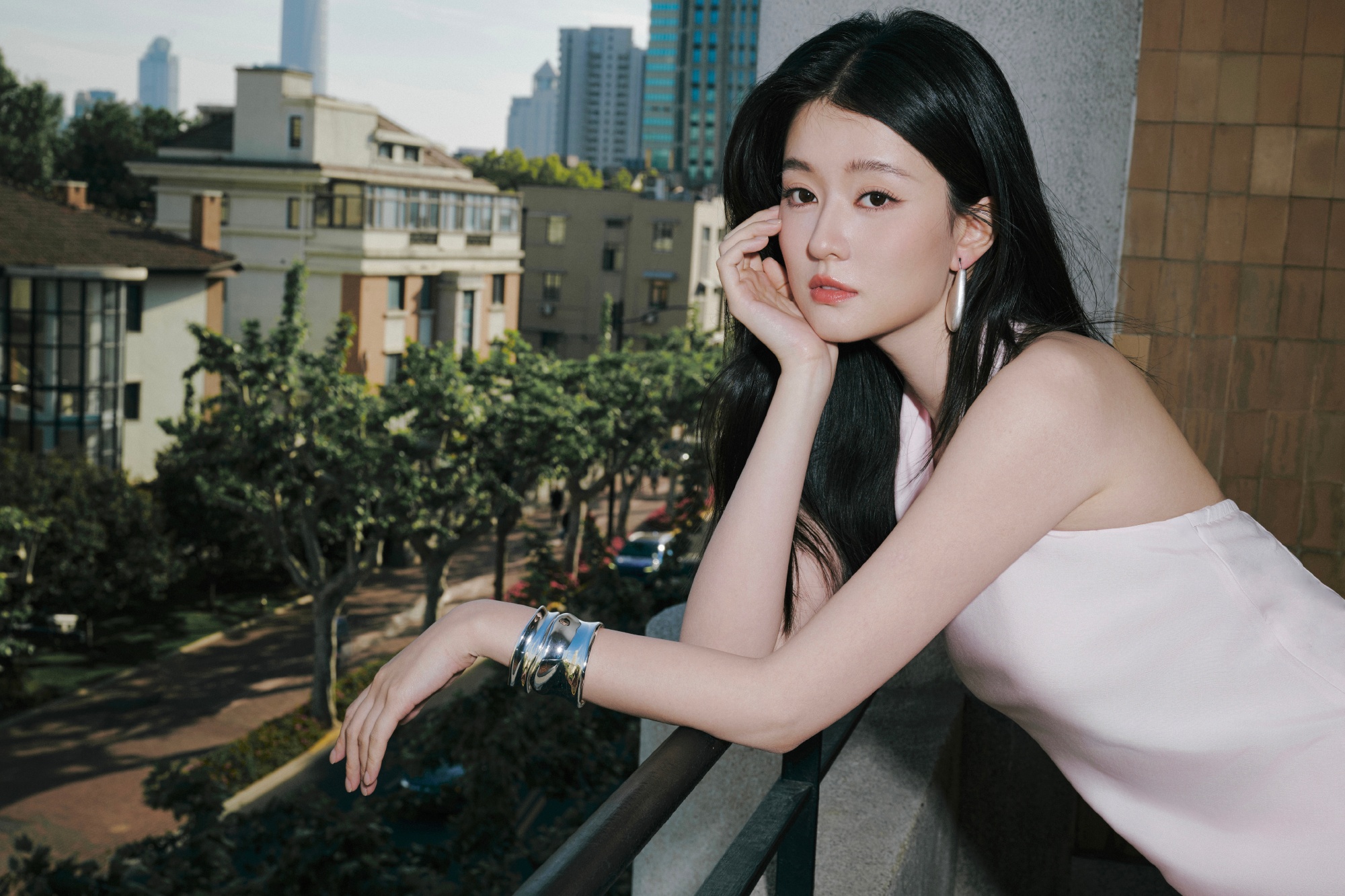 Báo Trung: Thân thế giả dối của mỹ nhân 9X giàu nhất showbiz, được huấn luyện để "săn" thiếu gia tập đoàn?- Ảnh 1.