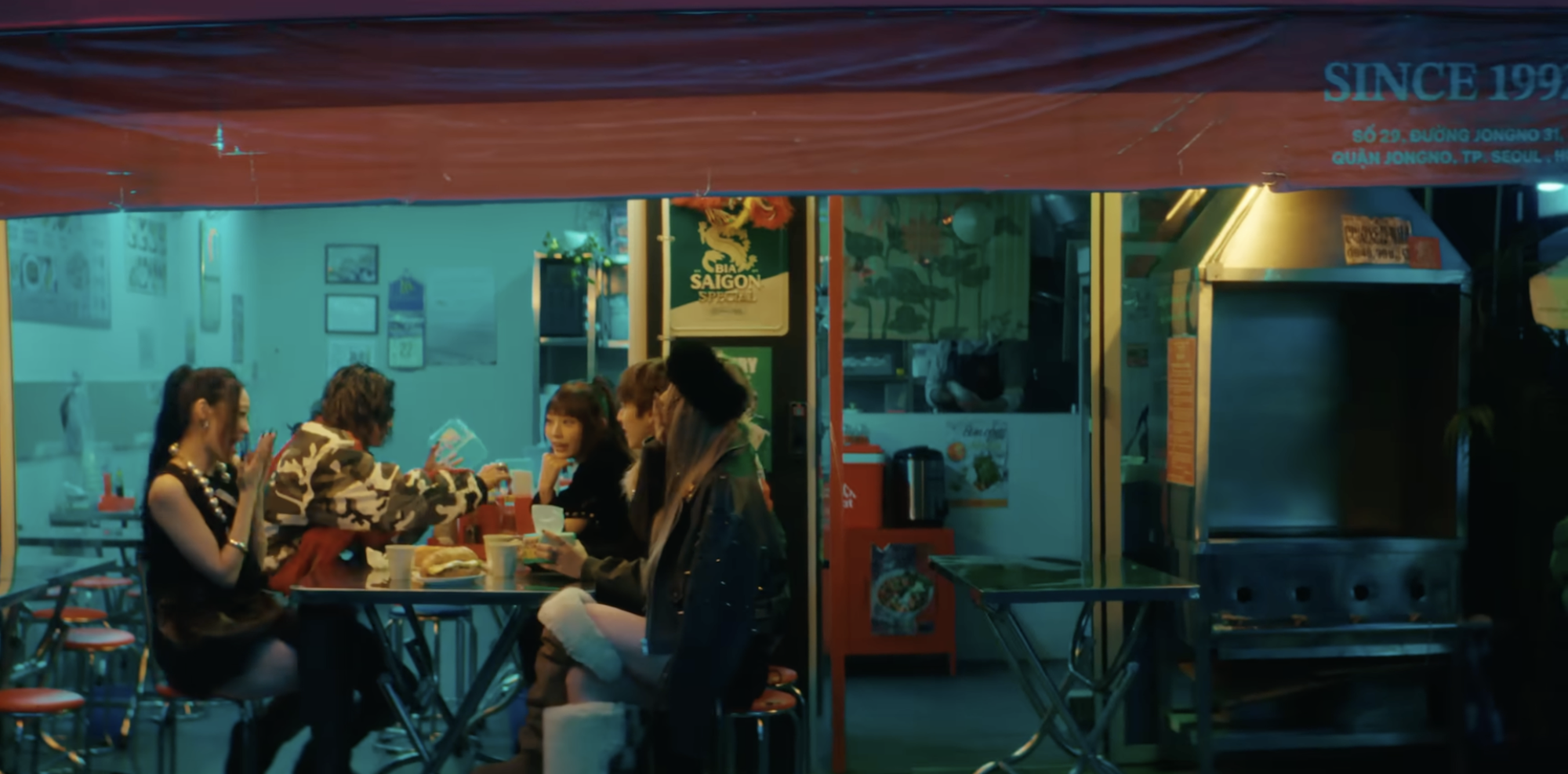 Bánh mì Việt lên MV của idol Kpop: Khung cảnh quán ăn khiến dân mạng vỗ tay rần rần- Ảnh 1. Bánh mì Việt lên MV của idol Kpop: Khung cảnh quán ăn khiến dân mạng vỗ tay rần rần- Ảnh 1.