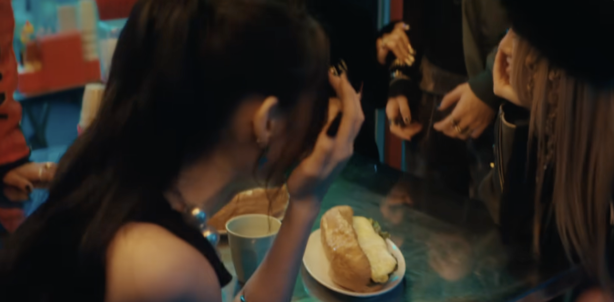 Bánh mì Việt lên MV của idol Kpop: Khung cảnh quán ăn khiến dân mạng vỗ tay rần rần- Ảnh 2. Bánh mì Việt lên MV của idol Kpop: Khung cảnh quán ăn khiến dân mạng vỗ tay rần rần- Ảnh 2.