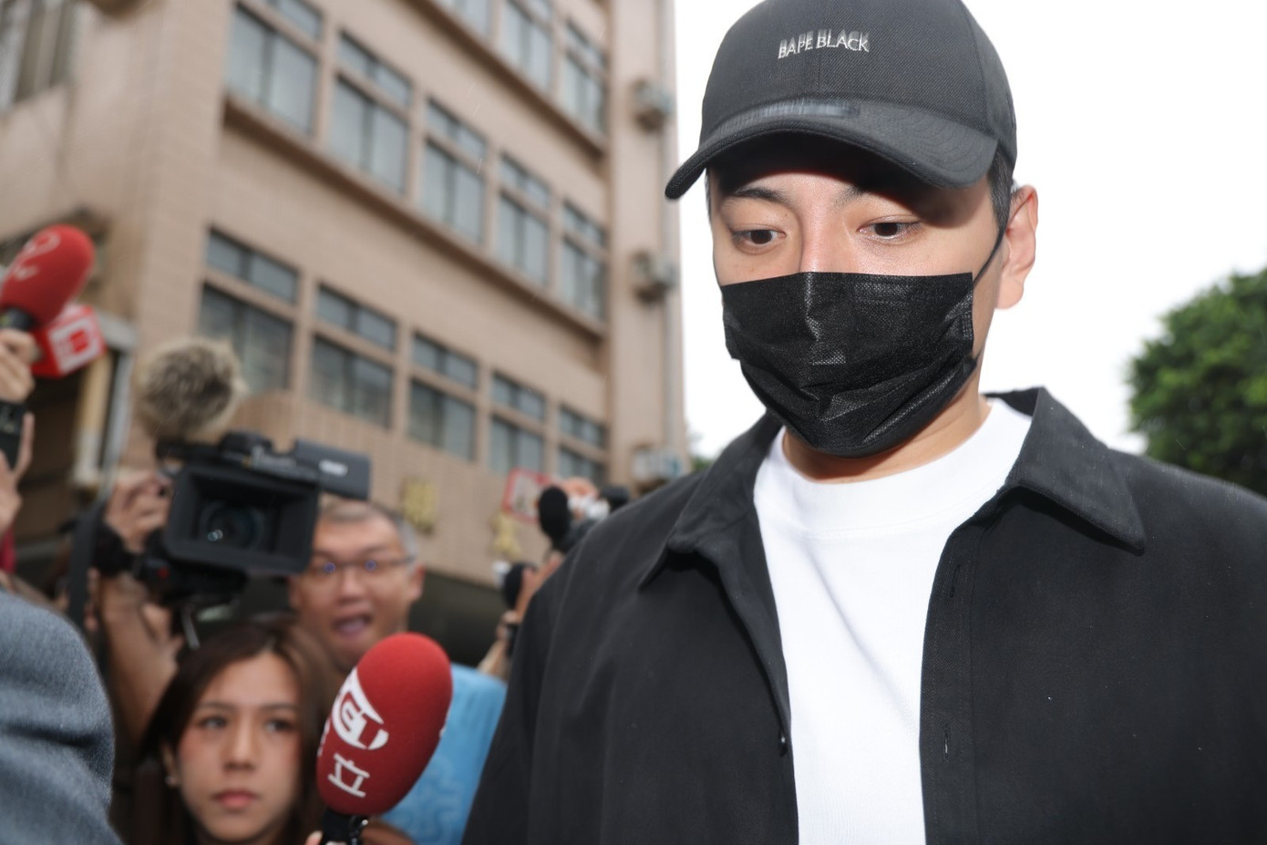 Người khiến 18 nghệ sĩ bị bắt xuất hiện- Ảnh 2.