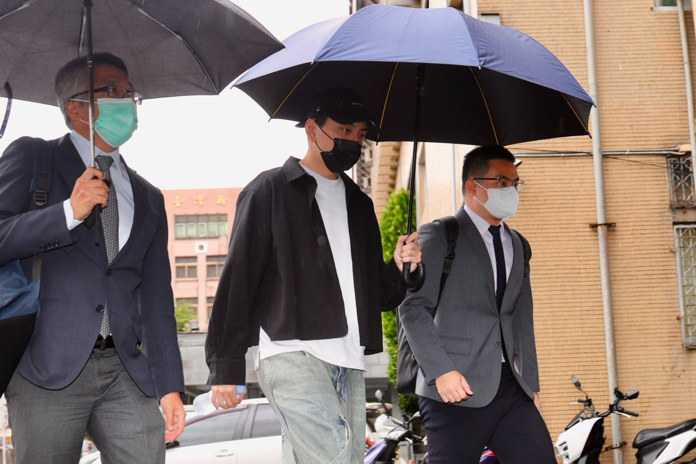 Người khiến 18 nghệ sĩ bị bắt xuất hiện- Ảnh 3.