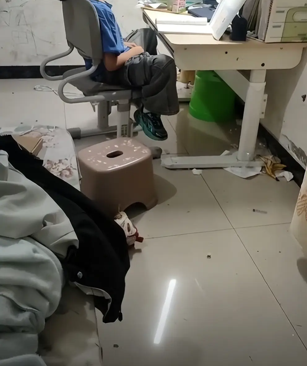 Đăng ảnh khoe con chăm học, mẹ sốc nặng khi bị cư dân mạng phán: 