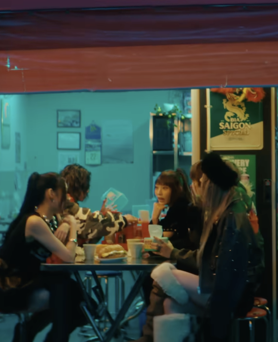 Bánh mì Việt lên MV của idol Kpop: Khung cảnh quán ăn khiến dân mạng vỗ tay rần rần- Ảnh 3. Bánh mì Việt lên MV của idol Kpop: Khung cảnh quán ăn khiến dân mạng vỗ tay rần rần- Ảnh 3.