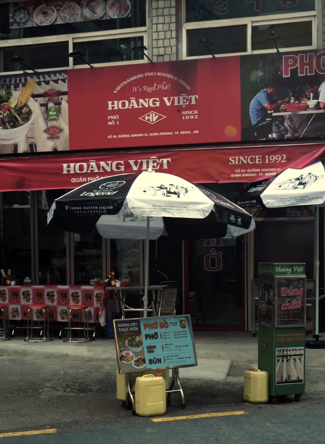 Bánh mì Việt lên MV của idol Kpop: Khung cảnh quán ăn khiến dân mạng vỗ tay rần rần- Ảnh 5. Bánh mì Việt lên MV của idol Kpop: Khung cảnh quán ăn khiến dân mạng vỗ tay rần rần- Ảnh 5.