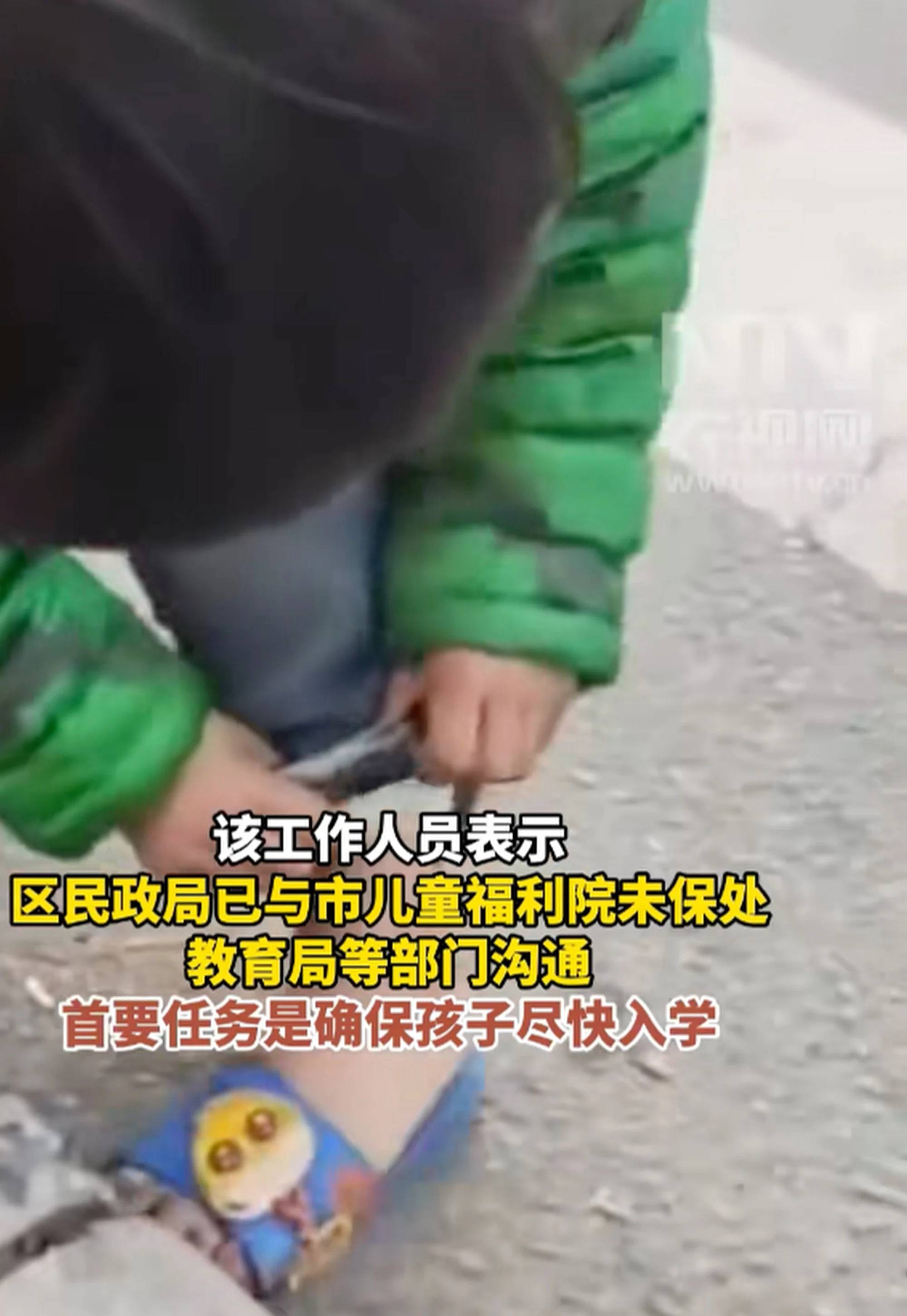 Bé gái Trung Quốc mang dép lê giữa trời lạnh 10 độ C, lom khom nhặt đồ ăn rơi giữa đường khiến dư luận xót xa- Ảnh 2. Bé gái Trung Quốc mang dép lê giữa trời lạnh 10 độ C, lom khom nhặt đồ ăn rơi giữa đường khiến dư luận xót xa- Ảnh 2.