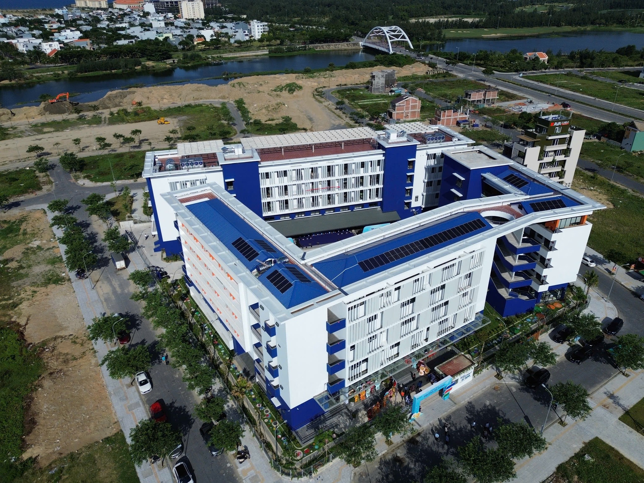 Ngôi trường "độc nhất" trên thế giới, cát-xê 0 đồng cho Đen Vâu, H'Hen Niê và lời hứa danh dự của một tập đoàn- Ảnh 5. Ngôi trường "độc nhất" trên thế giới, cát-xê 0 đồng cho Đen Vâu, H'Hen Niê và lời hứa danh dự của một tập đoàn- Ảnh 5.