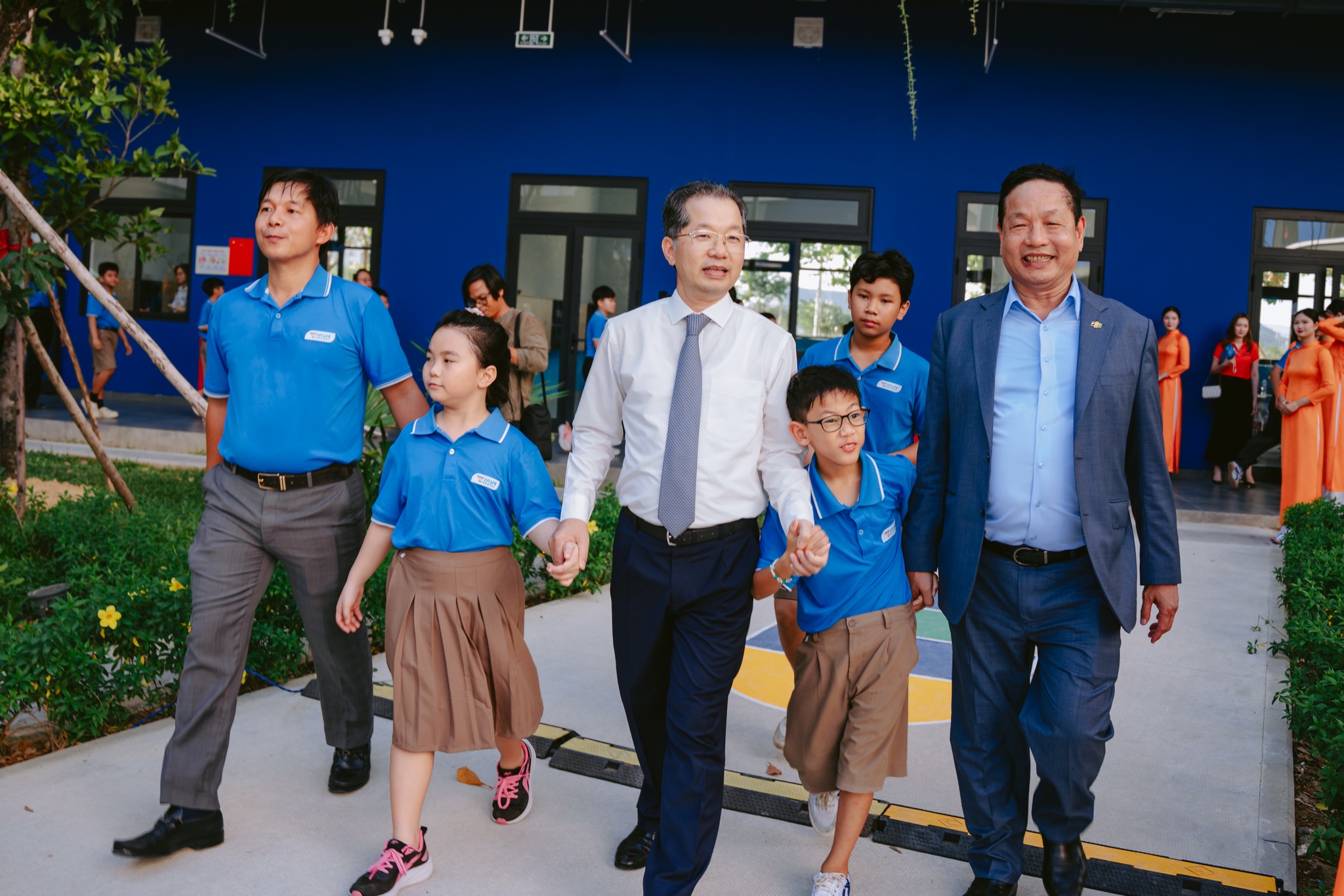 Ngôi trường "độc nhất" trên thế giới, cát-xê 0 đồng cho Đen Vâu, H'Hen Niê và lời hứa danh dự của một tập đoàn- Ảnh 4. Ngôi trường "độc nhất" trên thế giới, cát-xê 0 đồng cho Đen Vâu, H'Hen Niê và lời hứa danh dự của một tập đoàn- Ảnh 4.