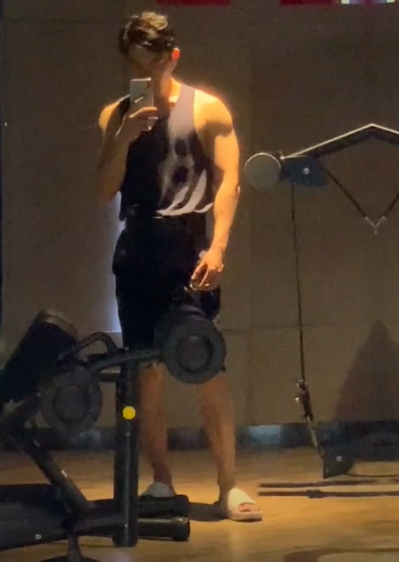 Giảng viên Học viện Kinh tế đối ngoại đẹp tựa nam thần, hát hay như ca sĩ, xem 100 lần vẫn chưa thấy đủ- Ảnh 13. Giảng viên Học viện Kinh tế đối ngoại đẹp tựa nam thần, hát hay như ca sĩ, xem 100 lần vẫn chưa thấy đủ- Ảnh 13.