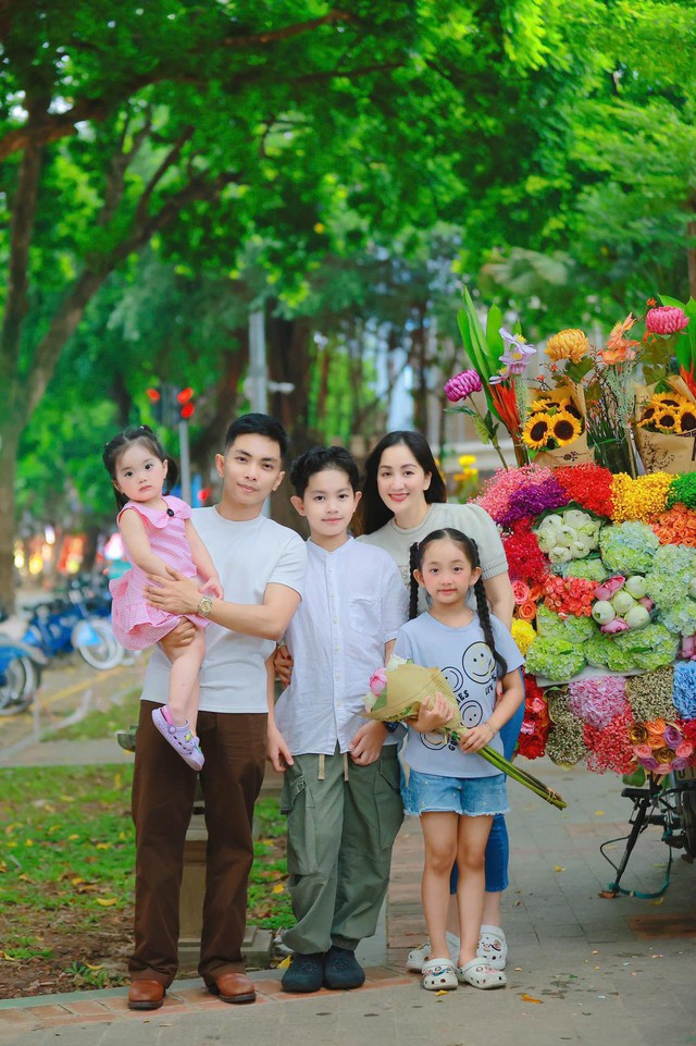 Ngắm Lisa nh&agrave; Kh&aacute;nh Thi - Phan Hiển cả ng&agrave;y kh&ocirc;ng ch&aacute;n, visual xinh y&ecirc;u như b&uacute;p b&ecirc;, ai cũng muốn cưng chiều- Ảnh 7.