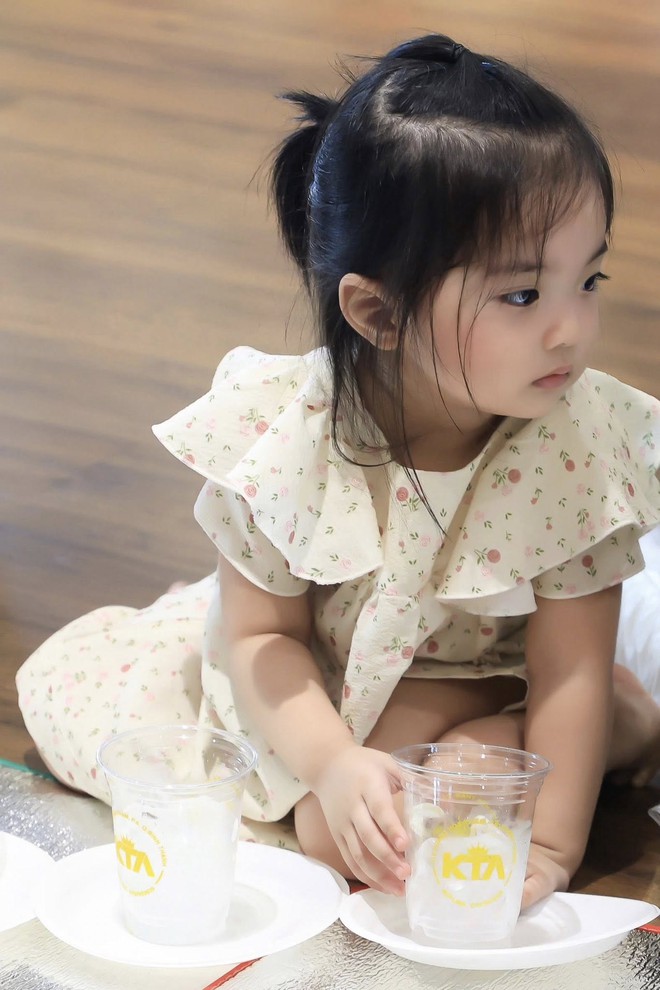 Ngắm Lisa nh&agrave; Kh&aacute;nh Thi - Phan Hiển cả ng&agrave;y kh&ocirc;ng ch&aacute;n, visual xinh y&ecirc;u như b&uacute;p b&ecirc;, ai cũng muốn cưng chiều- Ảnh 2.