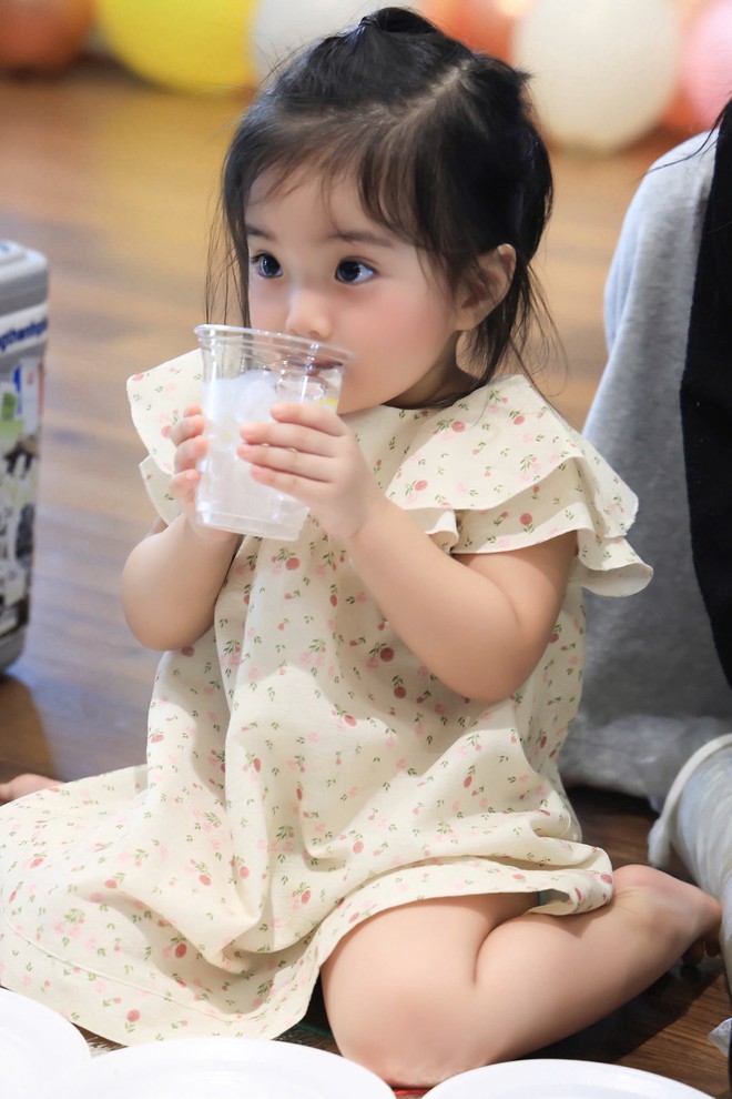 Ngắm Lisa nh&agrave; Kh&aacute;nh Thi - Phan Hiển cả ng&agrave;y kh&ocirc;ng ch&aacute;n, visual xinh y&ecirc;u như b&uacute;p b&ecirc;, ai cũng muốn cưng chiều- Ảnh 3.