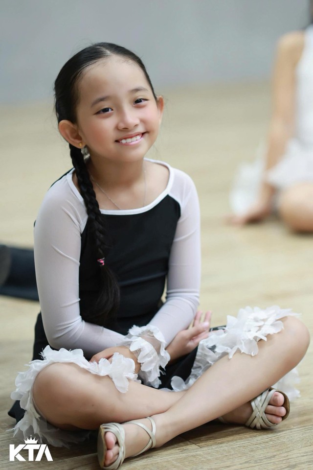 Ngắm Lisa nh&agrave; Kh&aacute;nh Thi - Phan Hiển cả ng&agrave;y kh&ocirc;ng ch&aacute;n, visual xinh y&ecirc;u như b&uacute;p b&ecirc;, ai cũng muốn cưng chiều- Ảnh 6.