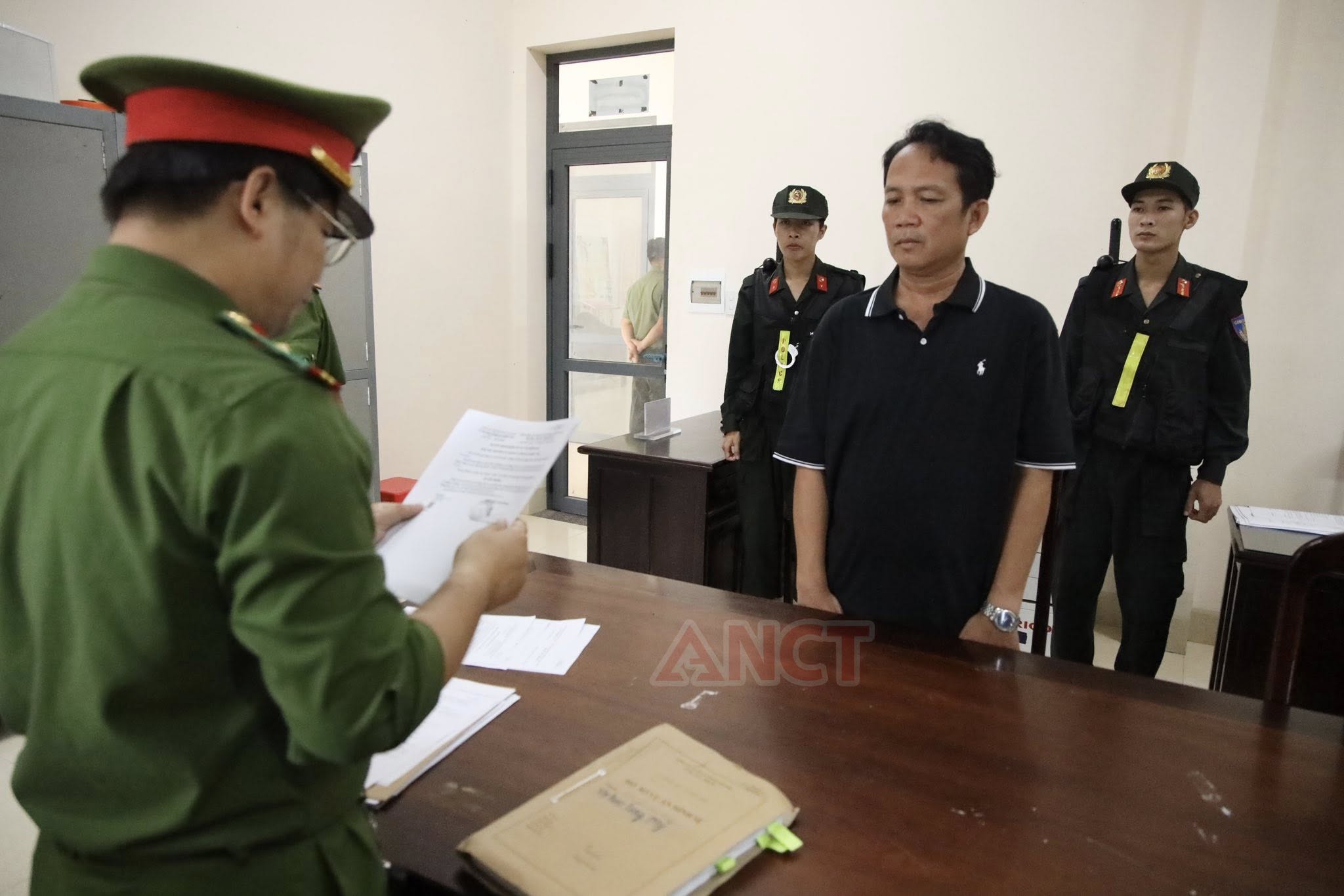 Bắt tạm giam cán bộ thú y Phạm Hồng Phúc và 2 người khác- Ảnh 2. Bắt tạm giam cán bộ thú y Phạm Hồng Phúc và 2 người khác- Ảnh 2.