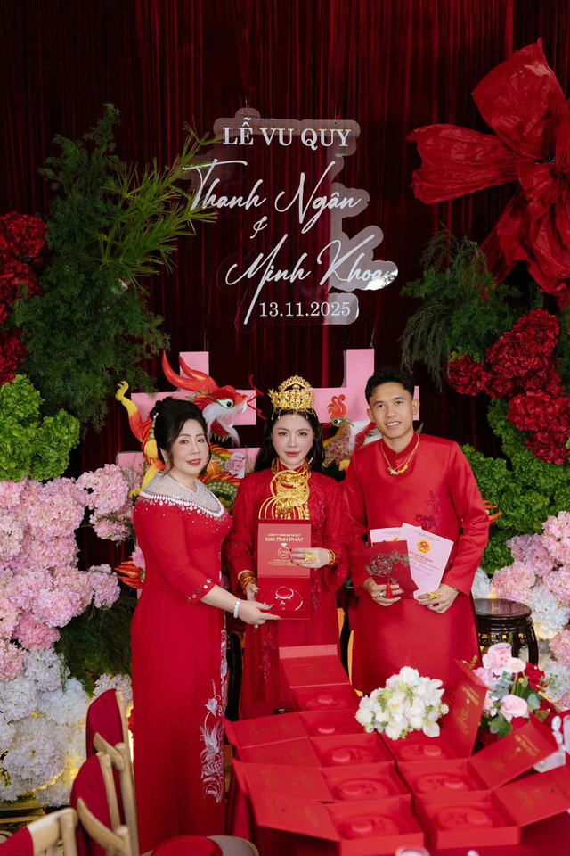 Đám cưới dát vàng của tiền vệ tuyển Việt Nam: Quà cưới nhiều đến hoa mắt nhưng nổi bật nhất là món quà cực kì tinh tế của mẹ vợ- Ảnh 4.