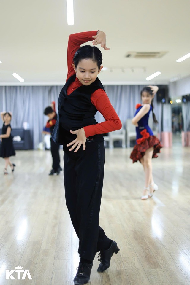 Ngắm Lisa nh&agrave; Kh&aacute;nh Thi - Phan Hiển cả ng&agrave;y kh&ocirc;ng ch&aacute;n, visual xinh y&ecirc;u như b&uacute;p b&ecirc;, ai cũng muốn cưng chiều- Ảnh 5.