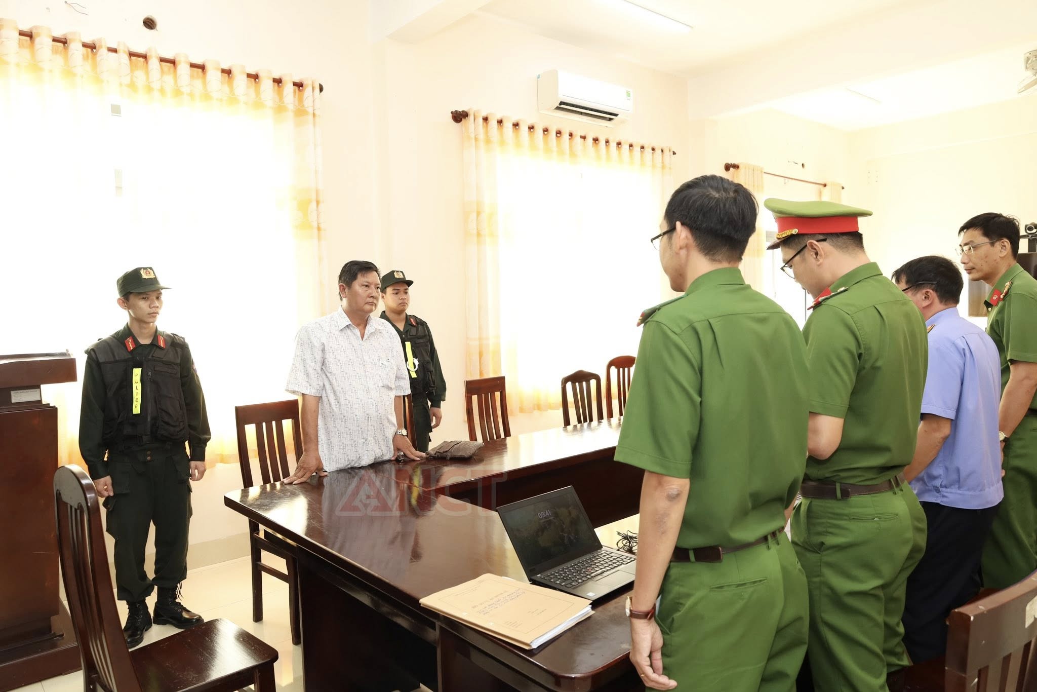 Bắt tạm giam cán bộ thú y Phạm Hồng Phúc và 2 người khác- Ảnh 3. Bắt tạm giam cán bộ thú y Phạm Hồng Phúc và 2 người khác- Ảnh 3.