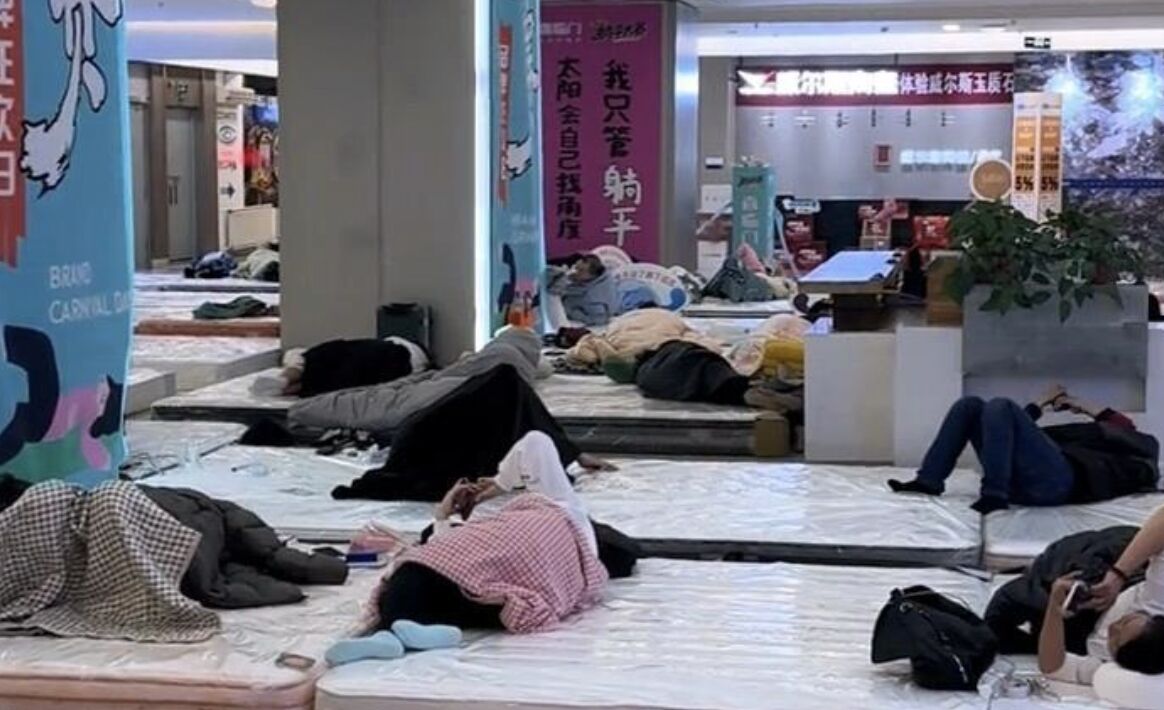 Cuộc thi nằm im trên đệm càng lâu càng tốt: Kịch tính đến mức hàng triệu người theo dõi, người thắng cuộc sử dụng “chiêu độc”- Ảnh 3.