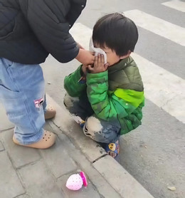 Bé gái Trung Quốc mang dép lê giữa trời lạnh 10 độ C, lom khom nhặt đồ ăn rơi giữa đường khiến dư luận xót xa- Ảnh 1. Bé gái Trung Quốc mang dép lê giữa trời lạnh 10 độ C, lom khom nhặt đồ ăn rơi giữa đường khiến dư luận xót xa- Ảnh 1.