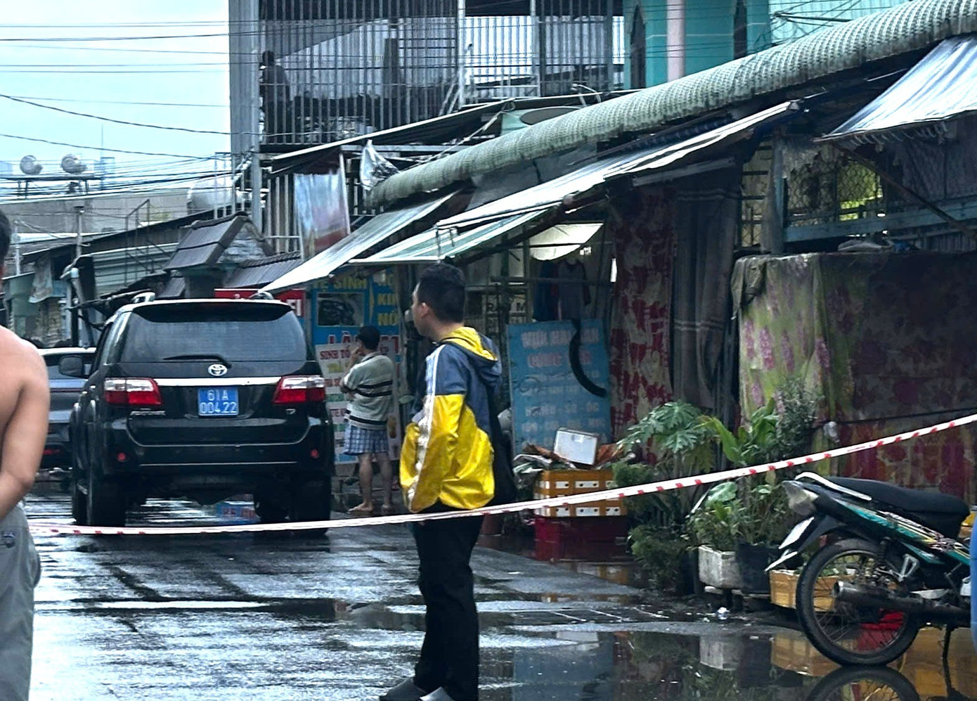 Vụ hỗn chiến làm 2 cậu cháu thương vong ở TPHCM: Bắt 5 nghi phạm- Ảnh 1.