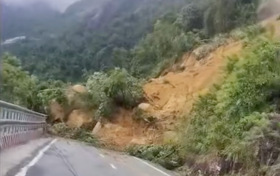 NÓNG: Giải cứu thành công 11 người mắc kẹt 2 ngày vì sạt lở trên đèo Khánh Lê- Ảnh 1. NÓNG: Giải cứu thành công 11 người mắc kẹt 2 ngày vì sạt lở trên đèo Khánh Lê- Ảnh 1.