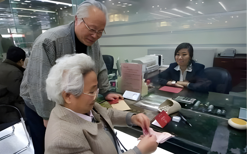 Gửi tiết kiệm 44 tỷ đồng l&atilde;i suất 13%, sau 1 năm đến r&uacute;t chỉ c&ograve;n 0 đồng: Ng&acirc;n h&agrave;ng khẳng định chưa từng c&oacute; mức l&atilde;i n&agrave;y!- Ảnh 1.