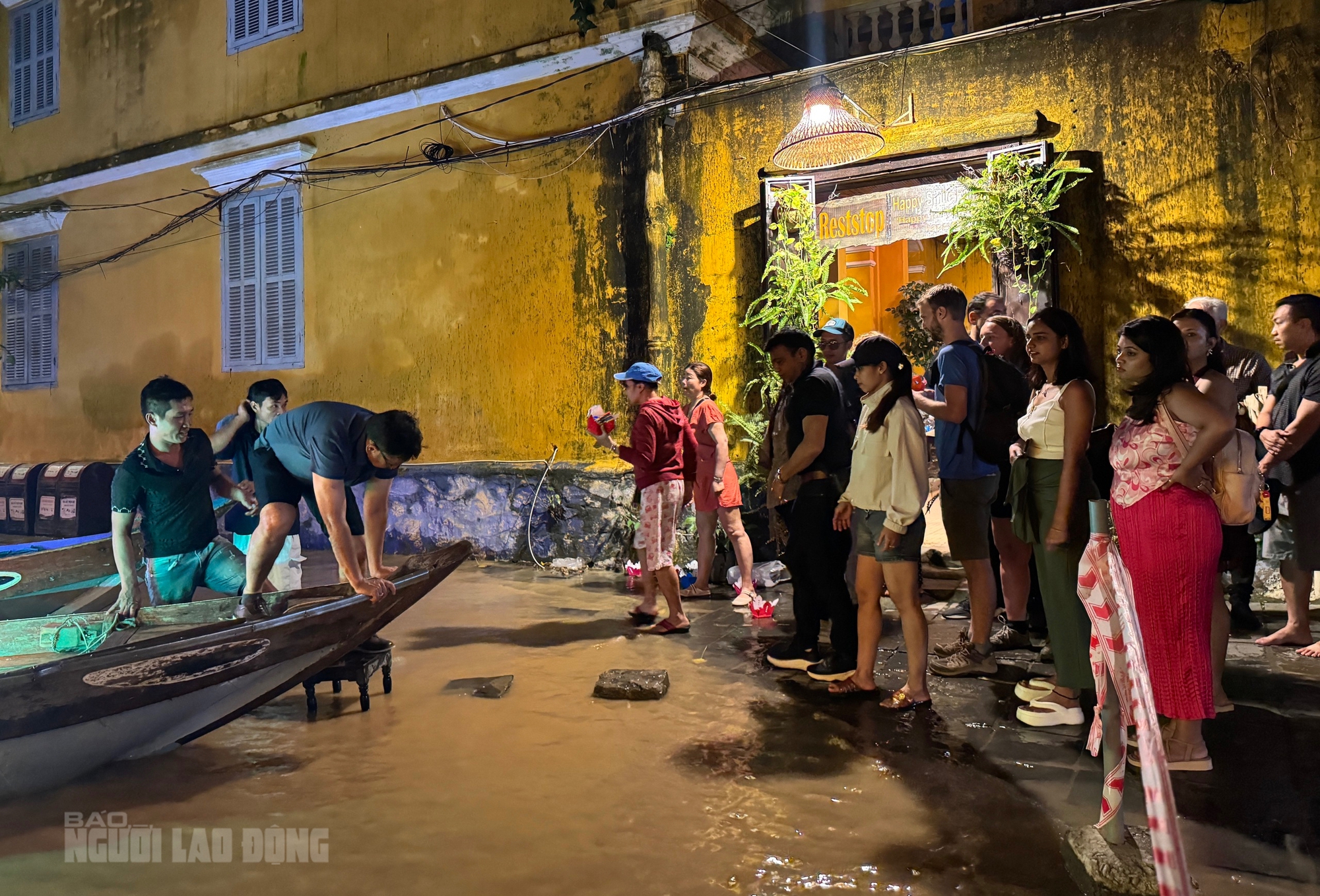 Hình ảnh khách Tây đua nhau đi thuyền "ngắm nước lụt" ở phố cổ Hội An- Ảnh 1. Hình ảnh khách Tây đua nhau đi thuyền "ngắm nước lụt" ở phố cổ Hội An- Ảnh 1.