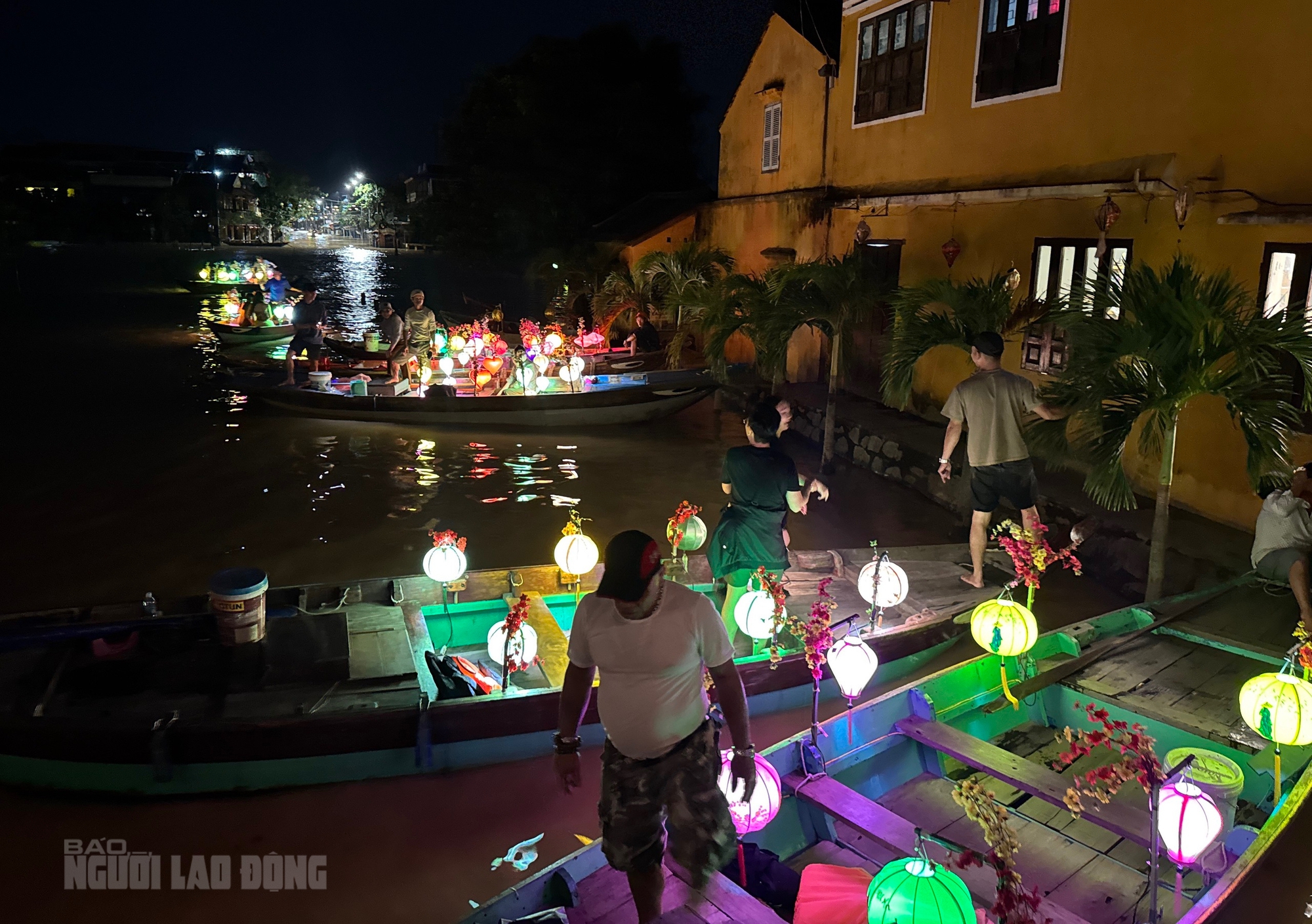 Hình ảnh khách Tây đua nhau đi thuyền "ngắm nước lụt" ở phố cổ Hội An- Ảnh 6. Hình ảnh khách Tây đua nhau đi thuyền "ngắm nước lụt" ở phố cổ Hội An- Ảnh 6.