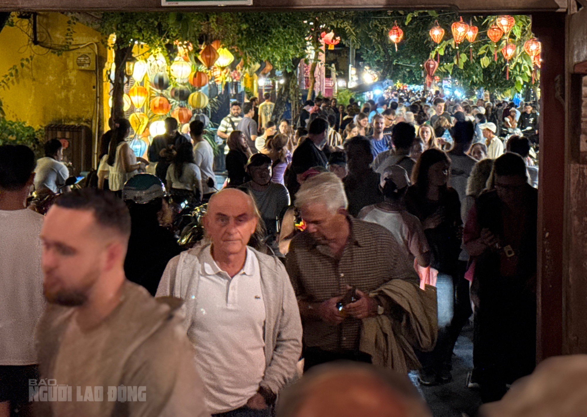 Hình ảnh khách Tây đua nhau đi thuyền "ngắm nước lụt" ở phố cổ Hội An- Ảnh 9. Hình ảnh khách Tây đua nhau đi thuyền "ngắm nước lụt" ở phố cổ Hội An- Ảnh 9.