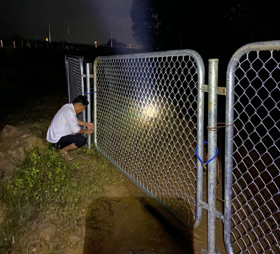 Hình ảnh khiến nhiều người giật mình trên đường cao tốc Vạn Ninh - Cam Lộ- Ảnh 2. Hình ảnh khiến nhiều người giật mình trên đường cao tốc Vạn Ninh - Cam Lộ- Ảnh 2.