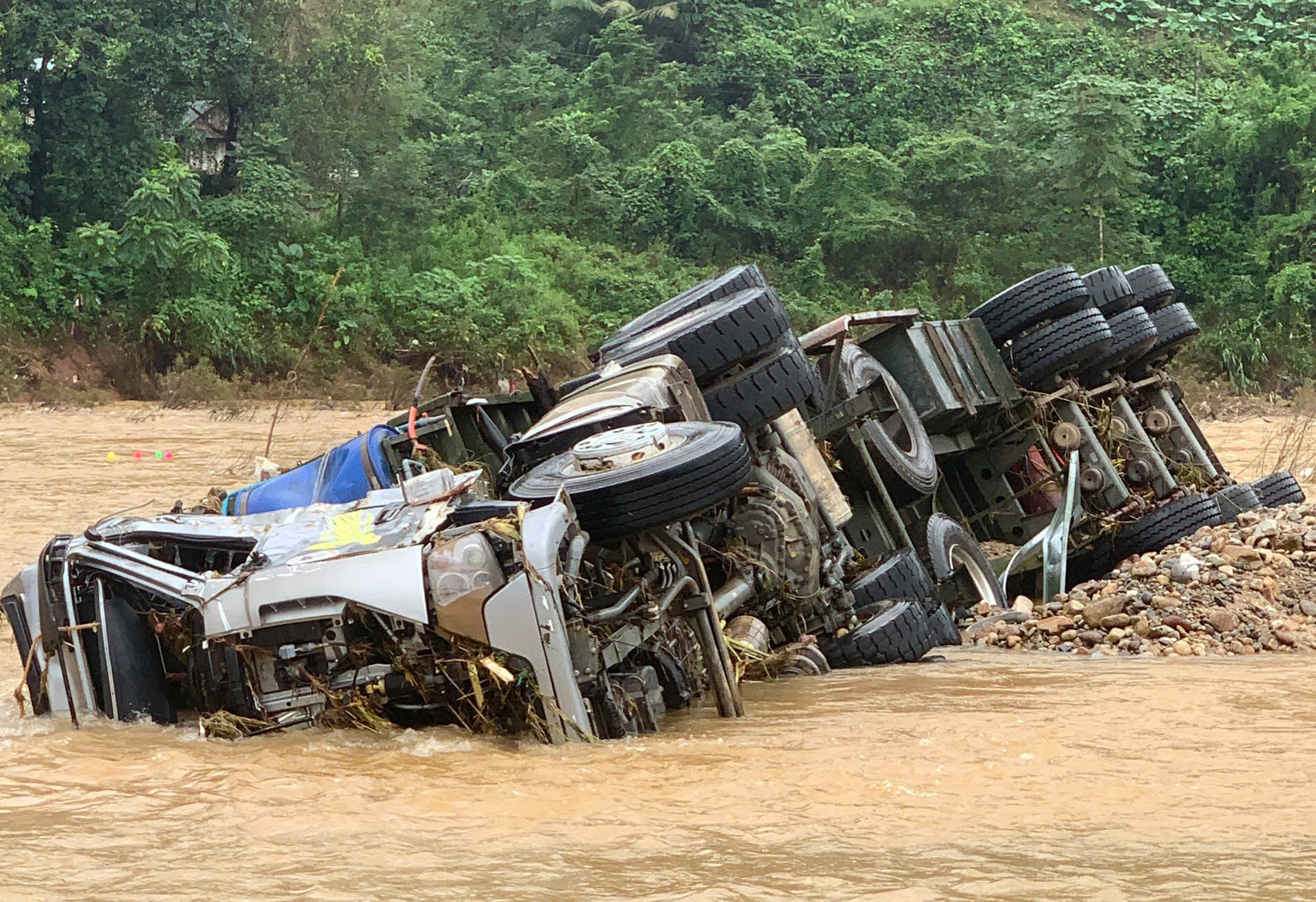 CLIP: Xe đầu k&eacute;o bị lũ "v&ograve; n&aacute;t", cả 100 người t&igrave;m kiếm t&agrave;i xế mất t&iacute;ch- Ảnh 3.