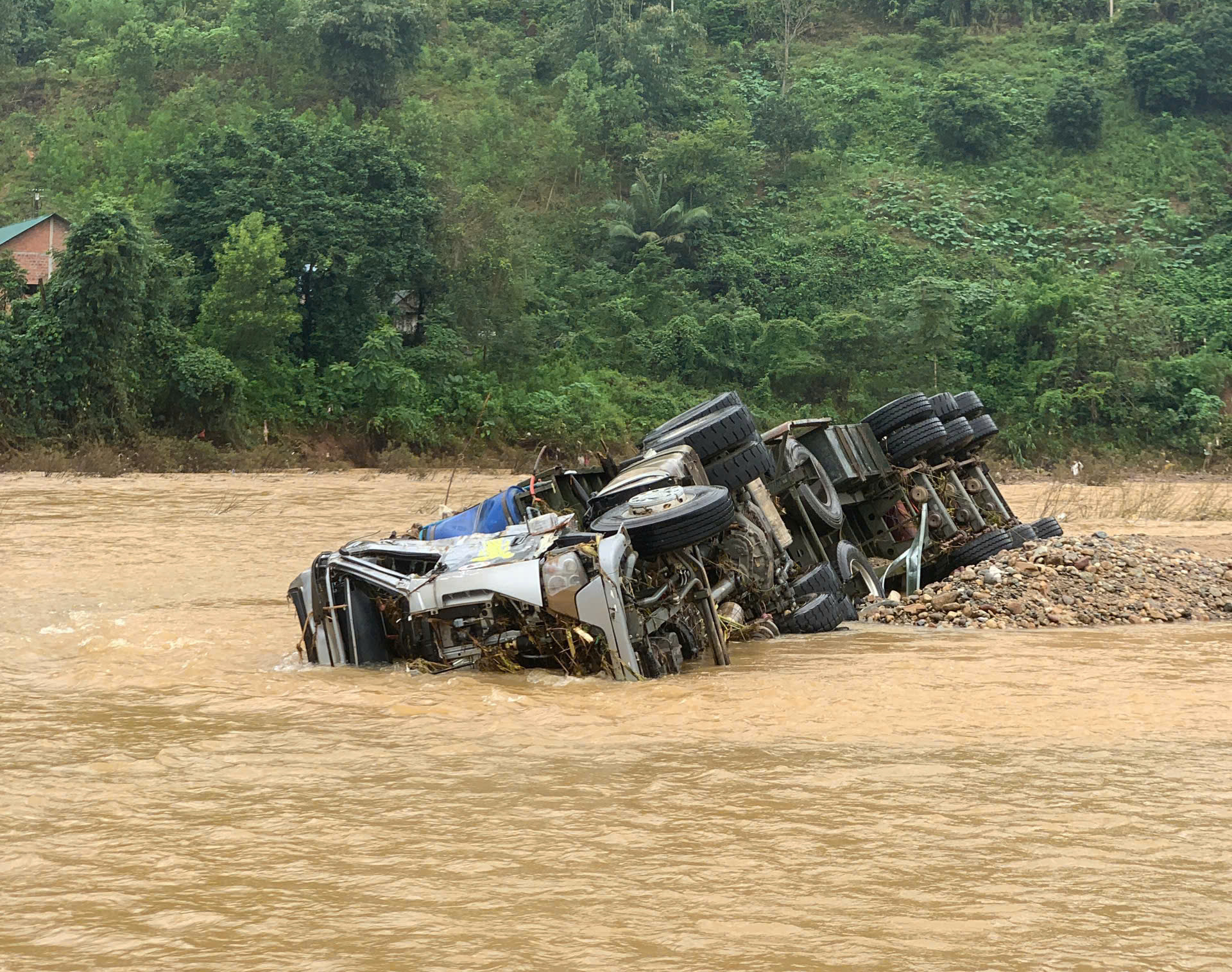 CLIP: Xe đầu k&eacute;o bị lũ "v&ograve; n&aacute;t", cả 100 người t&igrave;m kiếm t&agrave;i xế mất t&iacute;ch- Ảnh 2.